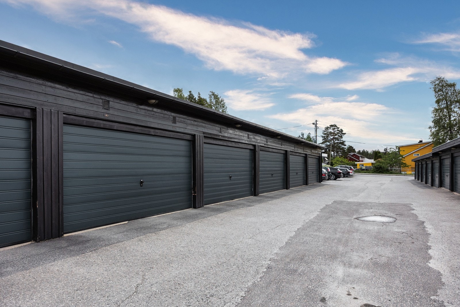 Det er parkering i garasje med elbillader. Galleribilde