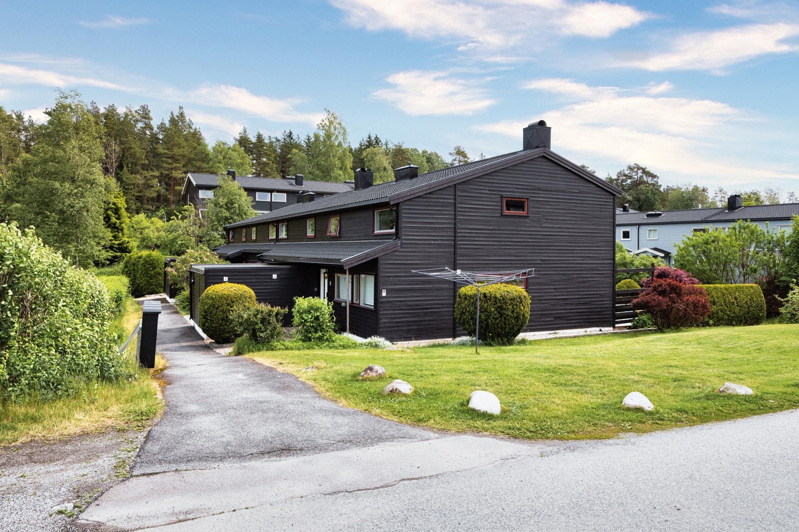 Boligen ligger i et meget barnevennlig og attraktivt boligområde på Tårnåsen med kort vei til skoler, kollektivtransport og butikker. Galleribilde