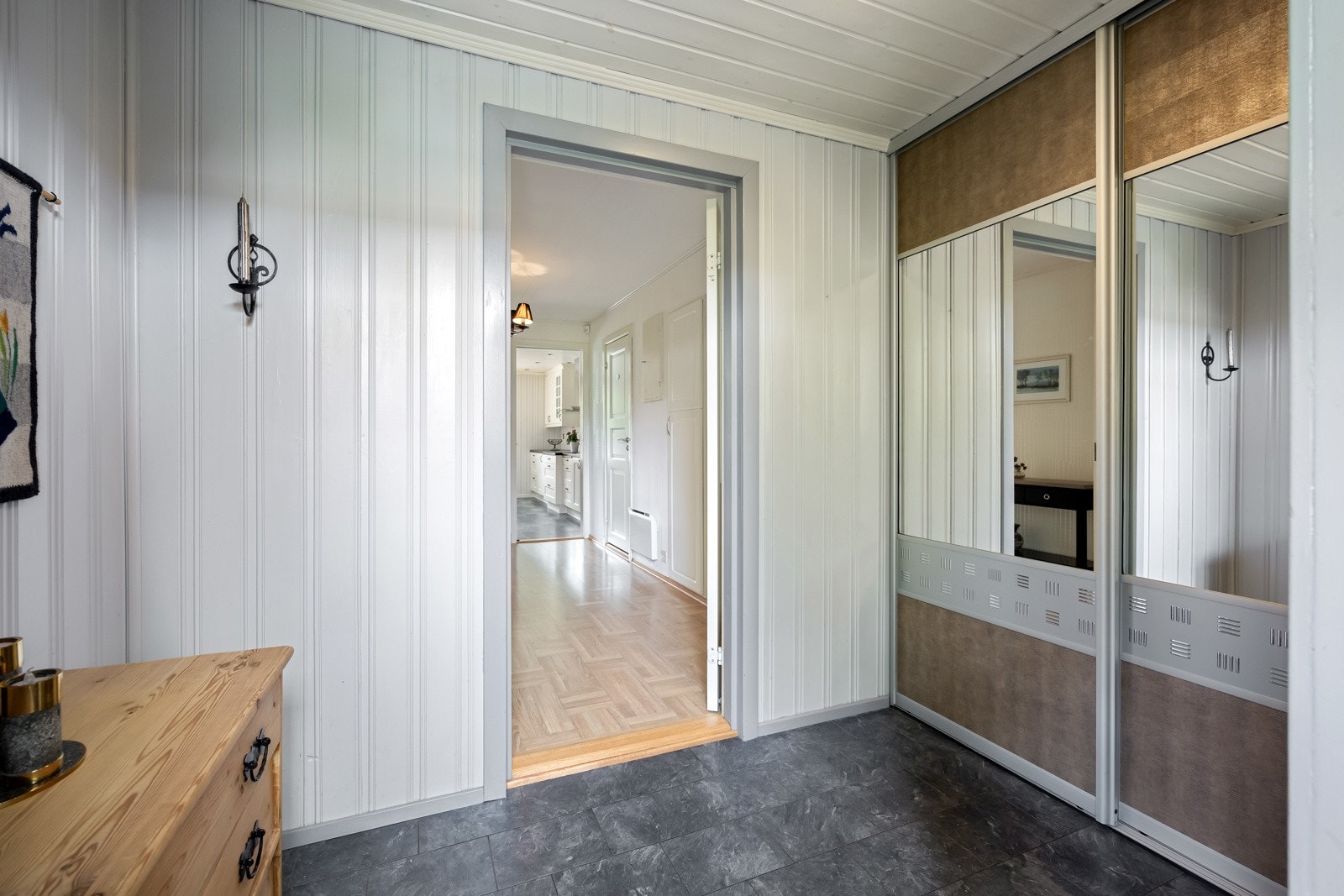 Boligen har en praktisk entré med skyvedørsgarderobe som gir rikelig med oppbevaringsplass. Galleribilde