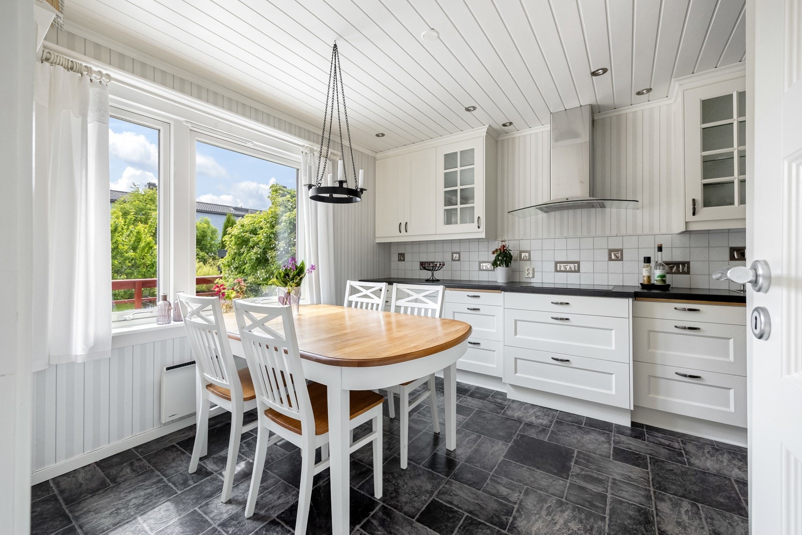 Boligen byr på en familievennlig planløsning og flotte uteområder. Galleribilde