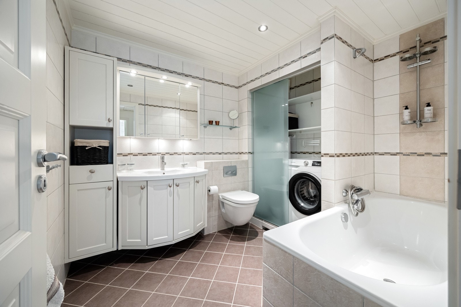Badet har fliser på både vegger og gulv, samt varmekabler. Galleribilde