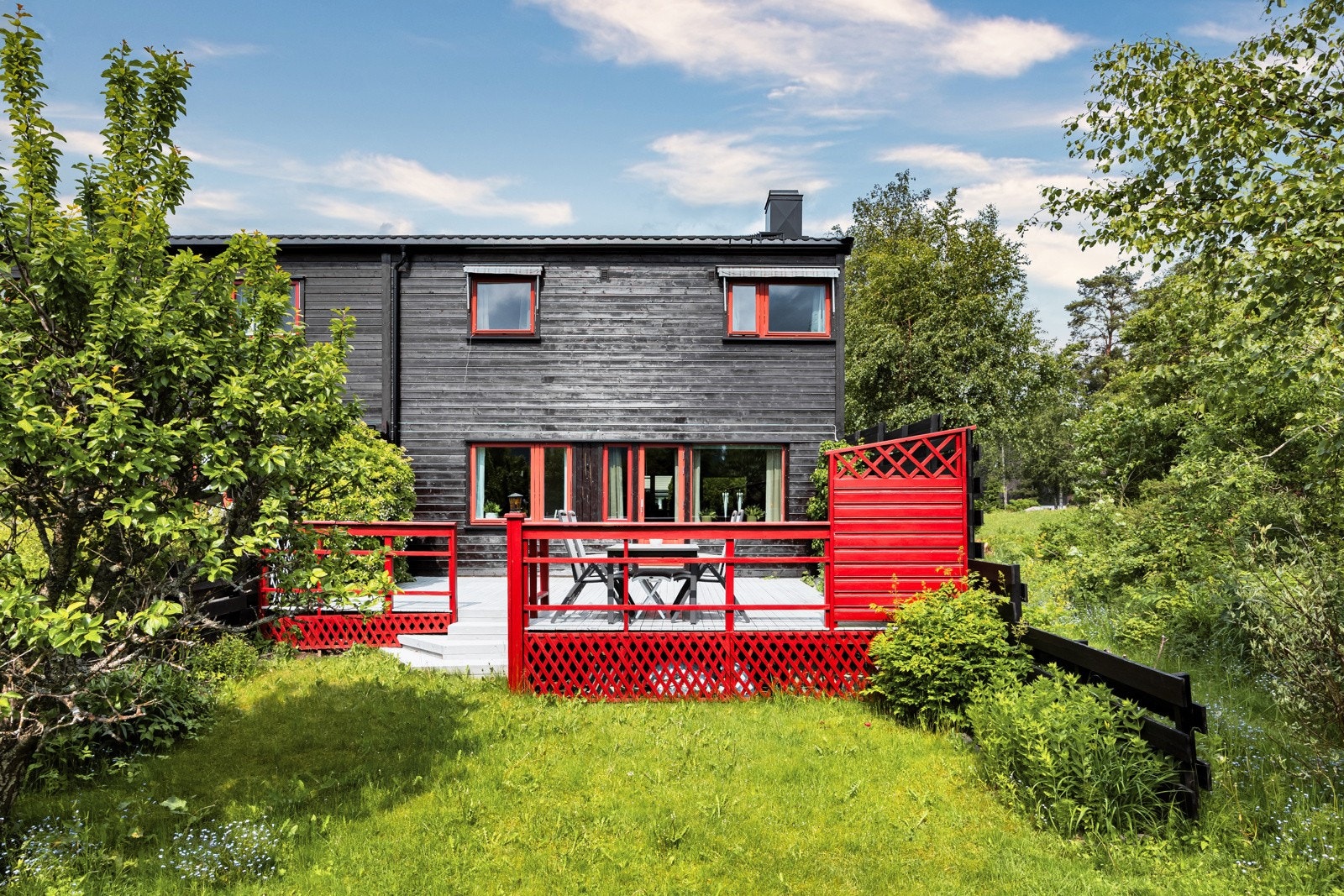 Her er det god plass til spisegruppe, loungemøbler og grill. Galleribilde