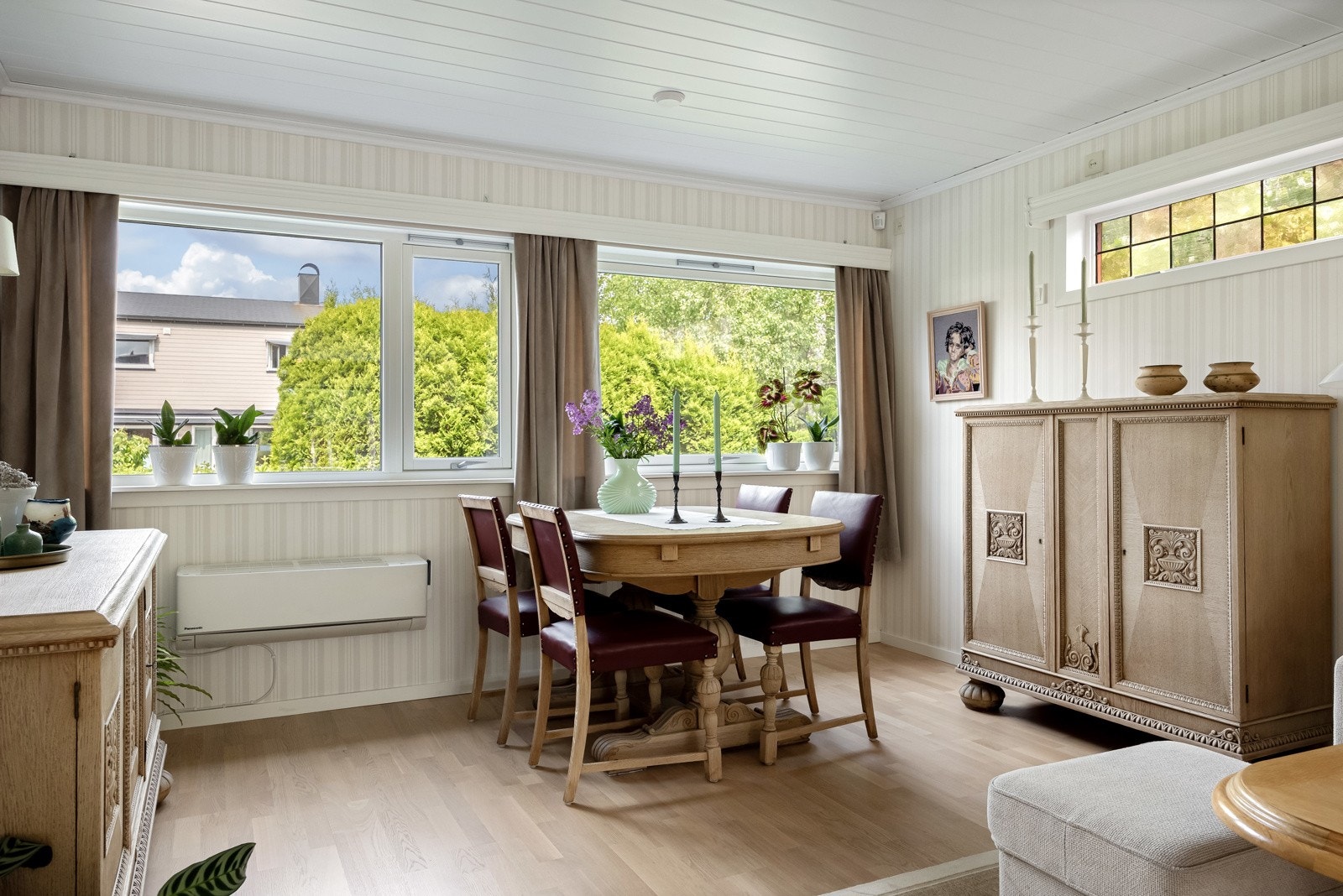 Stuen er lys og innbydende med store vindusflater som slipper inn rikelig med dagslys. Galleribilde