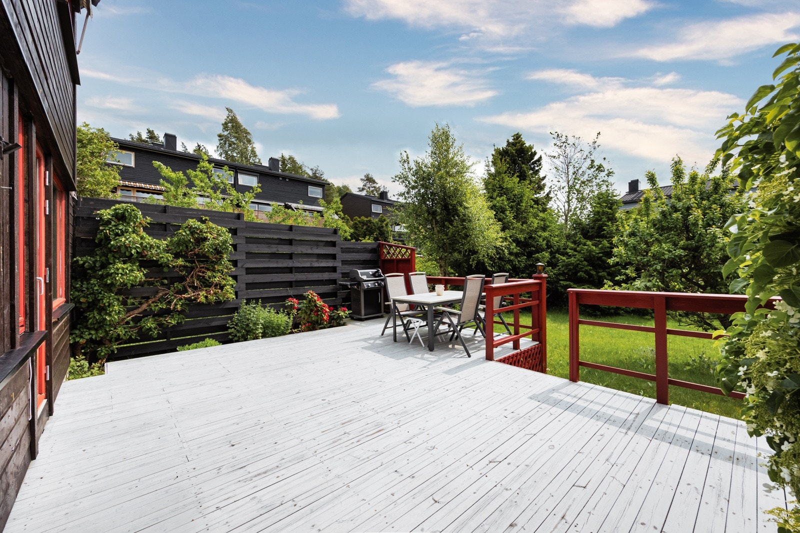 Uteområdene er godt tilrettelagt for å nyte både hverdager og fridager i naturskjønne omgivelser med en terrasse på ca. 31 kvm og en nydelig hage. Galleribilde