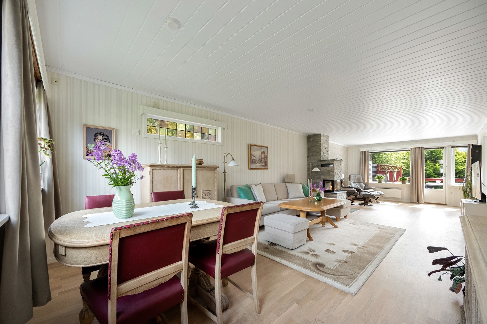Her er det god plass til både sofagruppe, TV-løsning og spisebord, noe som gjør rommet til et naturlig samlingspunkt for hele familien. Galleribilde