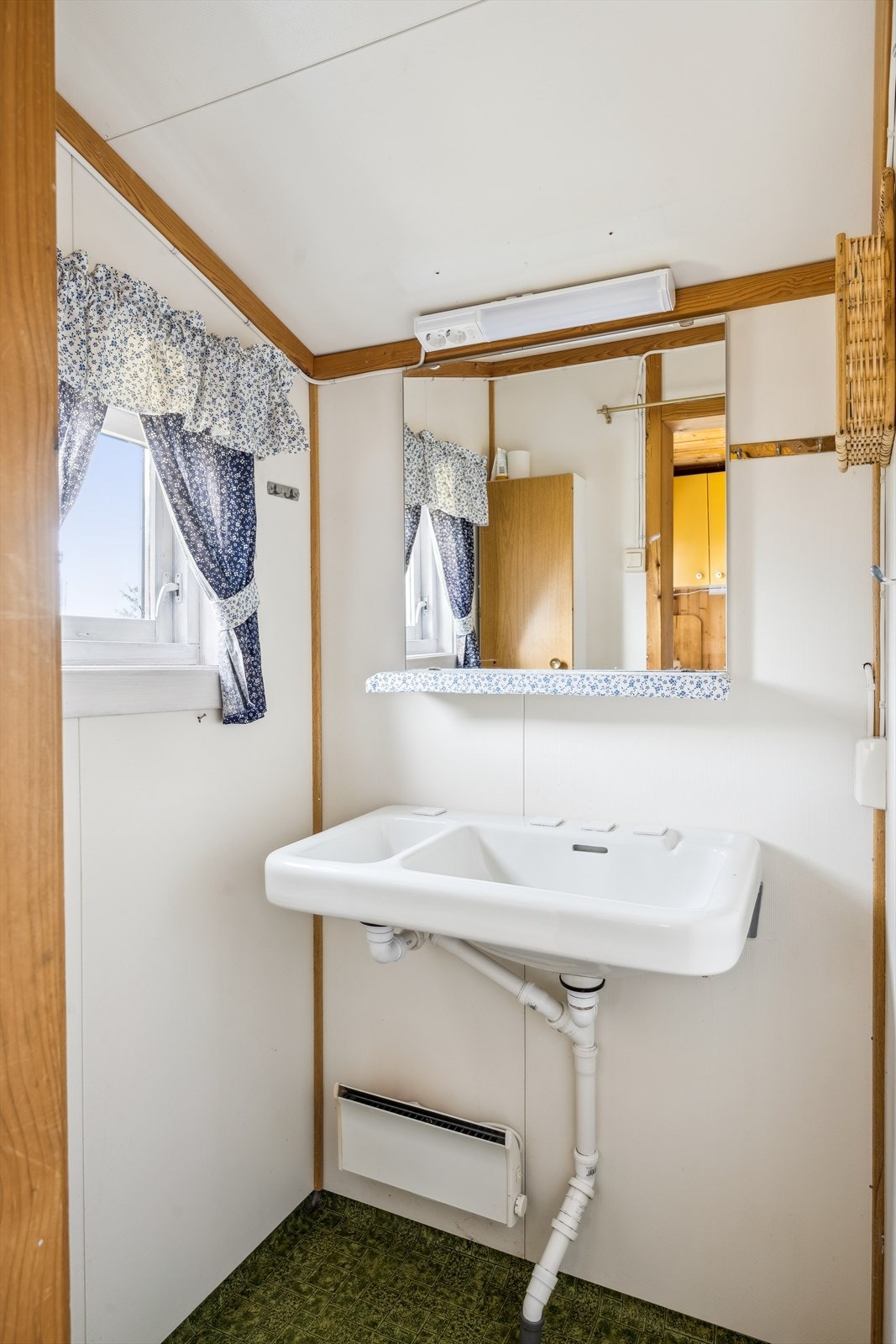 Toalettrommet er utstyrt med en porta potti og en vask. Galleribilde