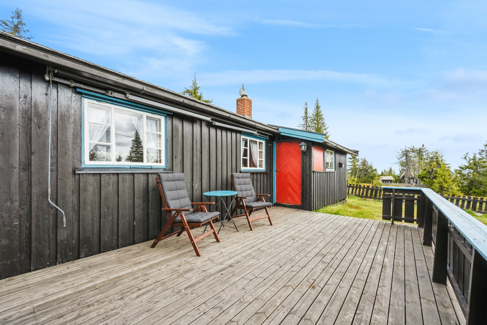 Romslig terrasse med markise Galleribilde