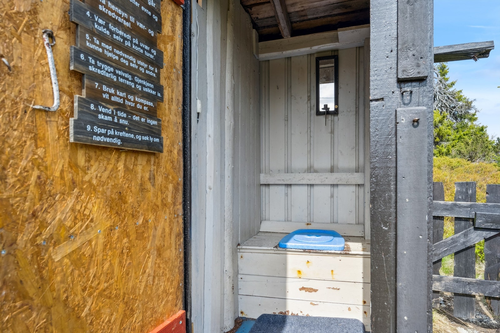 Vedskåle/ bod med utedo Galleribilde