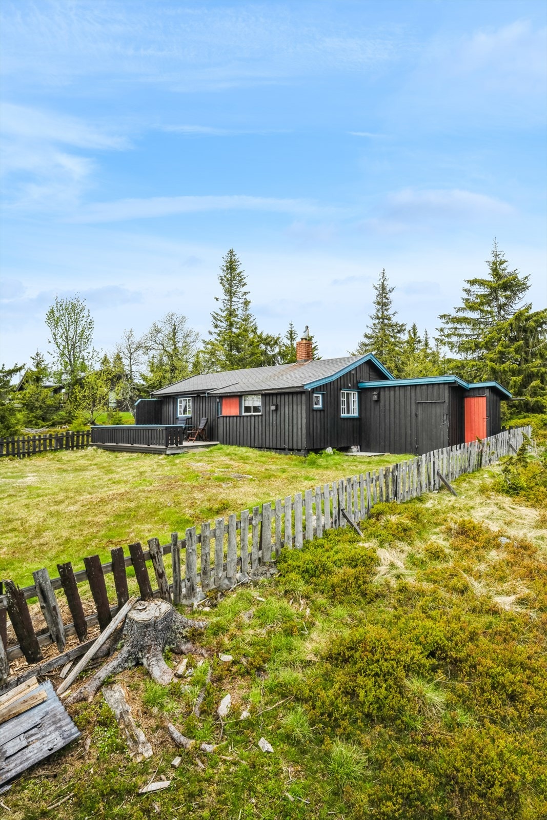 Om sommeren venter godt merkede turstier, fjellvann for både bading og fiske - alt i naturskjønne omgivelser. Galleribilde
