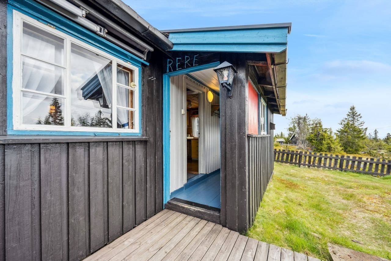 Hytta er oppført i 1960 og består av vindfang, stue, kjøkken, to soverom og toalettrom. Hytta disponerer i tillegg vedskåle/bod og utedo på 8m². Galleribilde