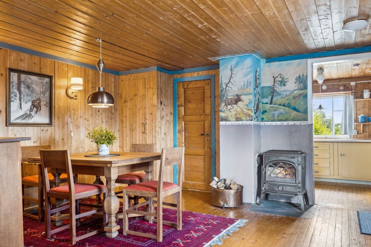 Velkommen inn! Fra vindfanget kommer du inn i den romslige og lyse stuen. Her er det god plass til både en sofagruppe og en spiseplass. Galleribilde