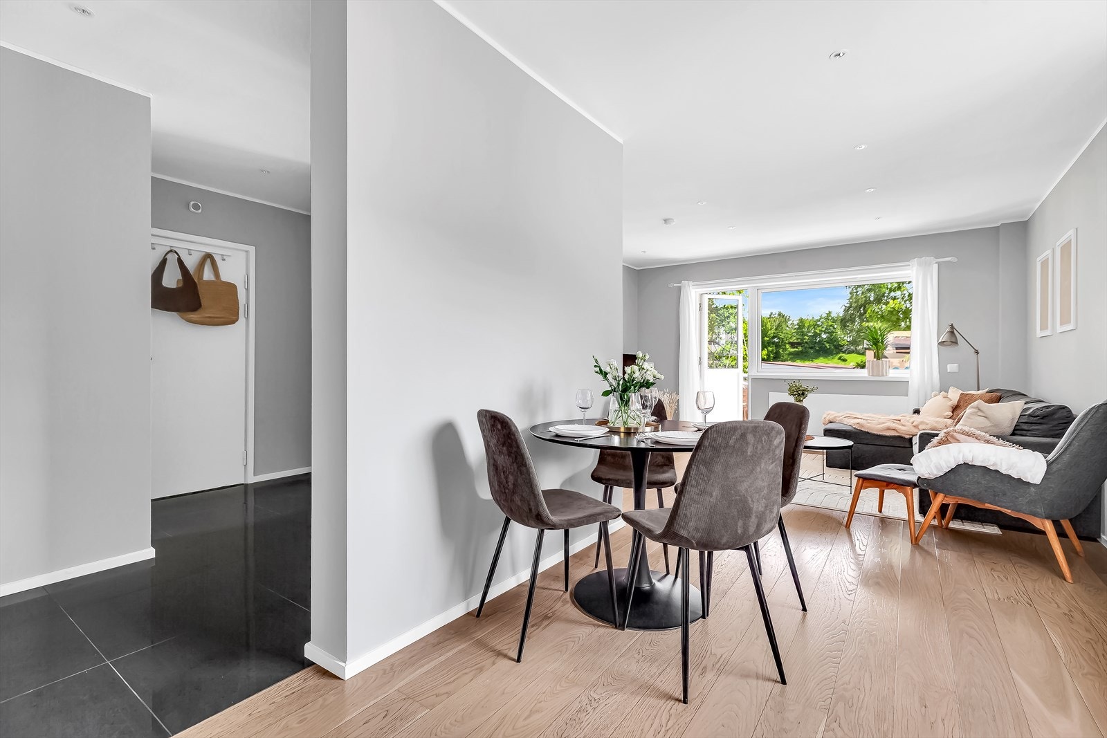 Videre ligger stuen i åpen løsning mot kjøkkenet. Galleribilde