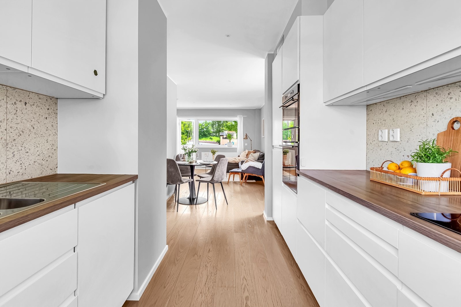 Det er satt opp pene plater på veggen over benken, samt montert belysning under deler av overskapene. Galleribilde