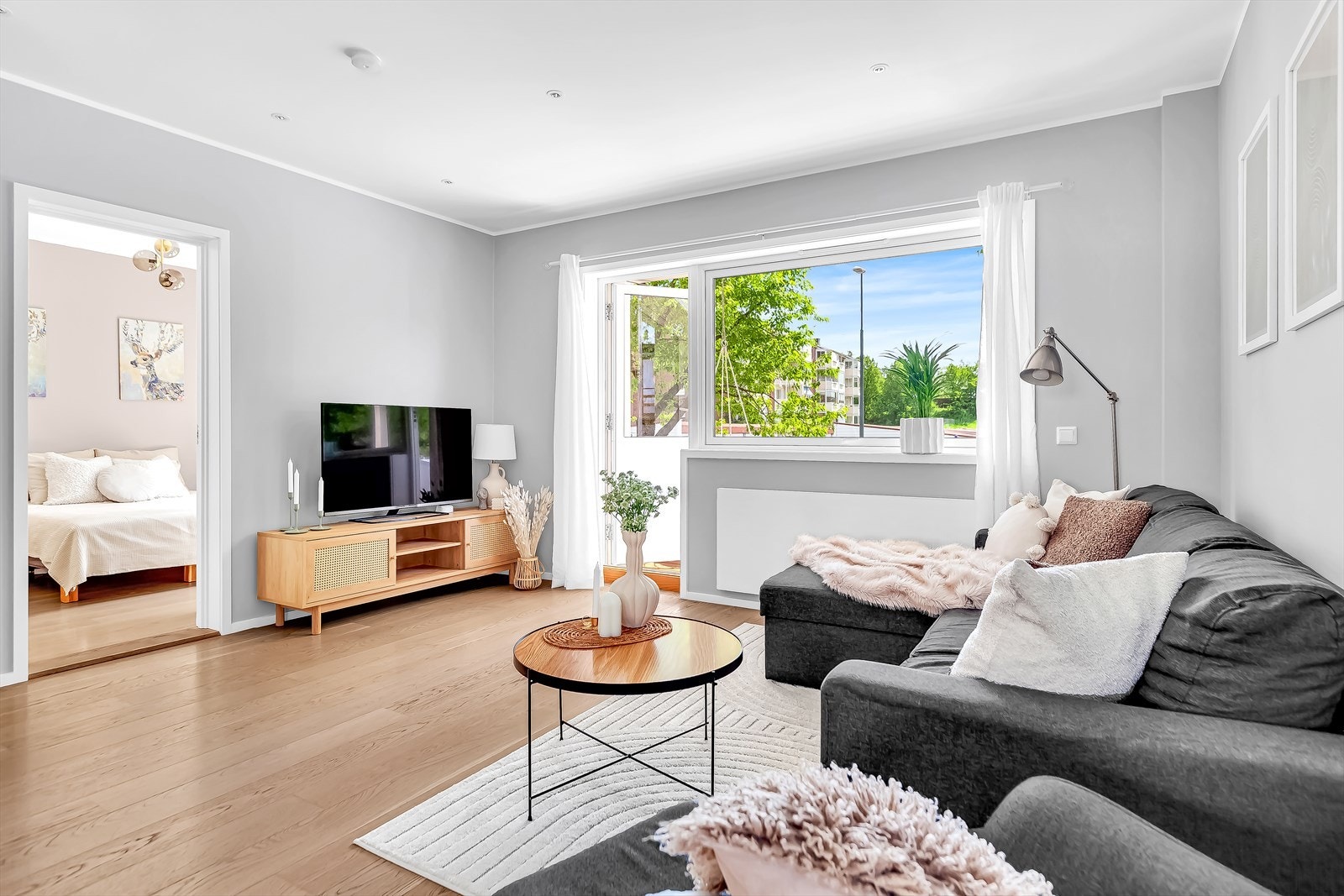 Når du kommer inn til stuen entrer du et sosialt oppholdsrom med en behagelig atmosfære. Galleribilde