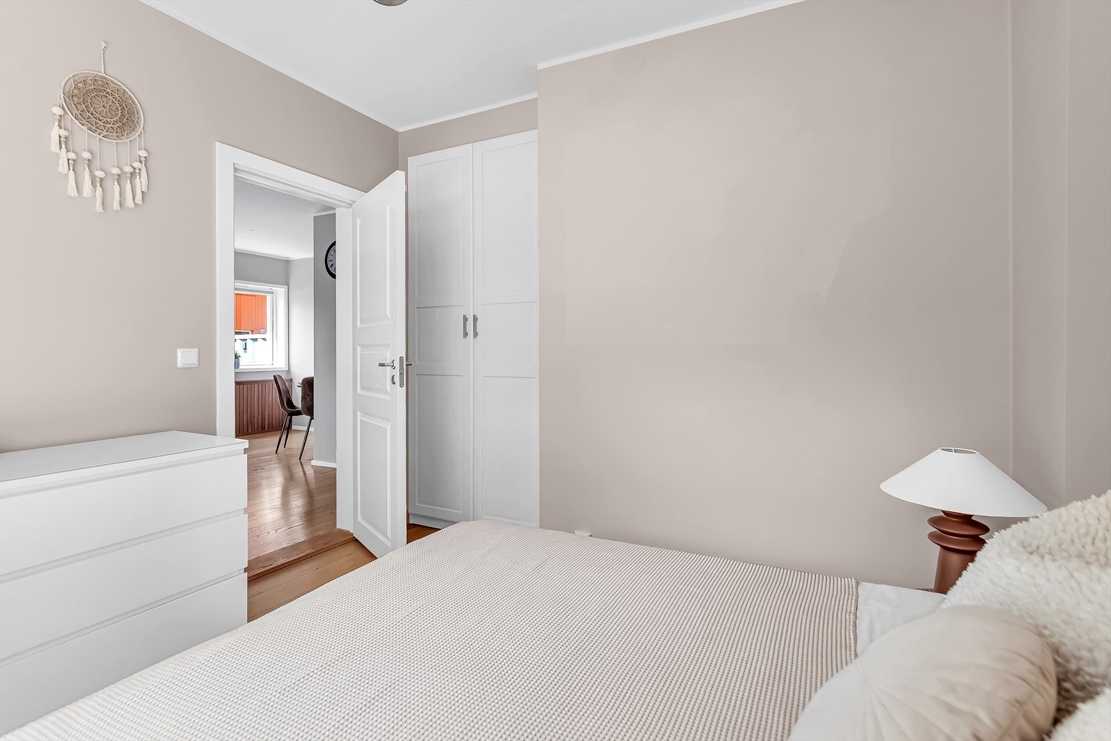 Hovedsoverommet har god plass til dobbeltseng med tilhørende nattbord. Galleribilde