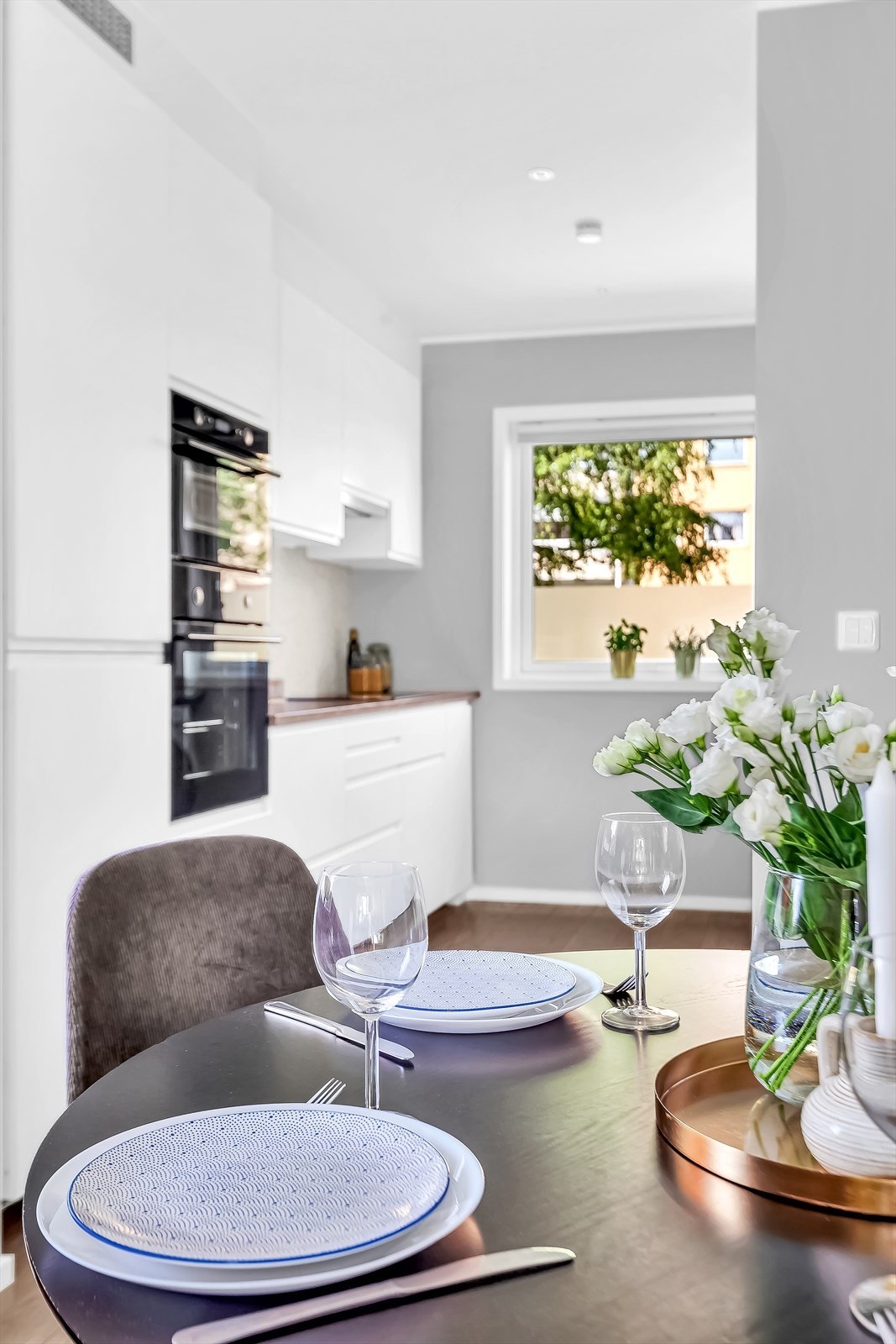 Dette er en sosial kjøkkenløsning slik at kokken fint kan konsentrere seg som matlagingen, og allikevel ha god kontakt med dem som måtte vente ved middagsbordet. Galleribilde