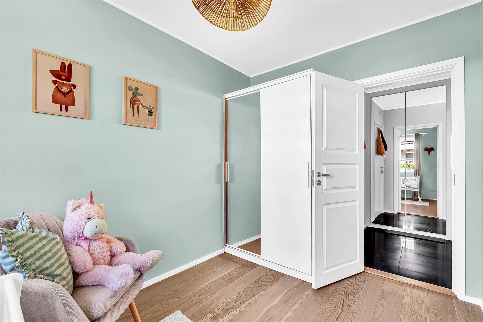 Rommet har plass til seng, nattbord, garderobeløsning og evt. skrivebord. Galleribilde