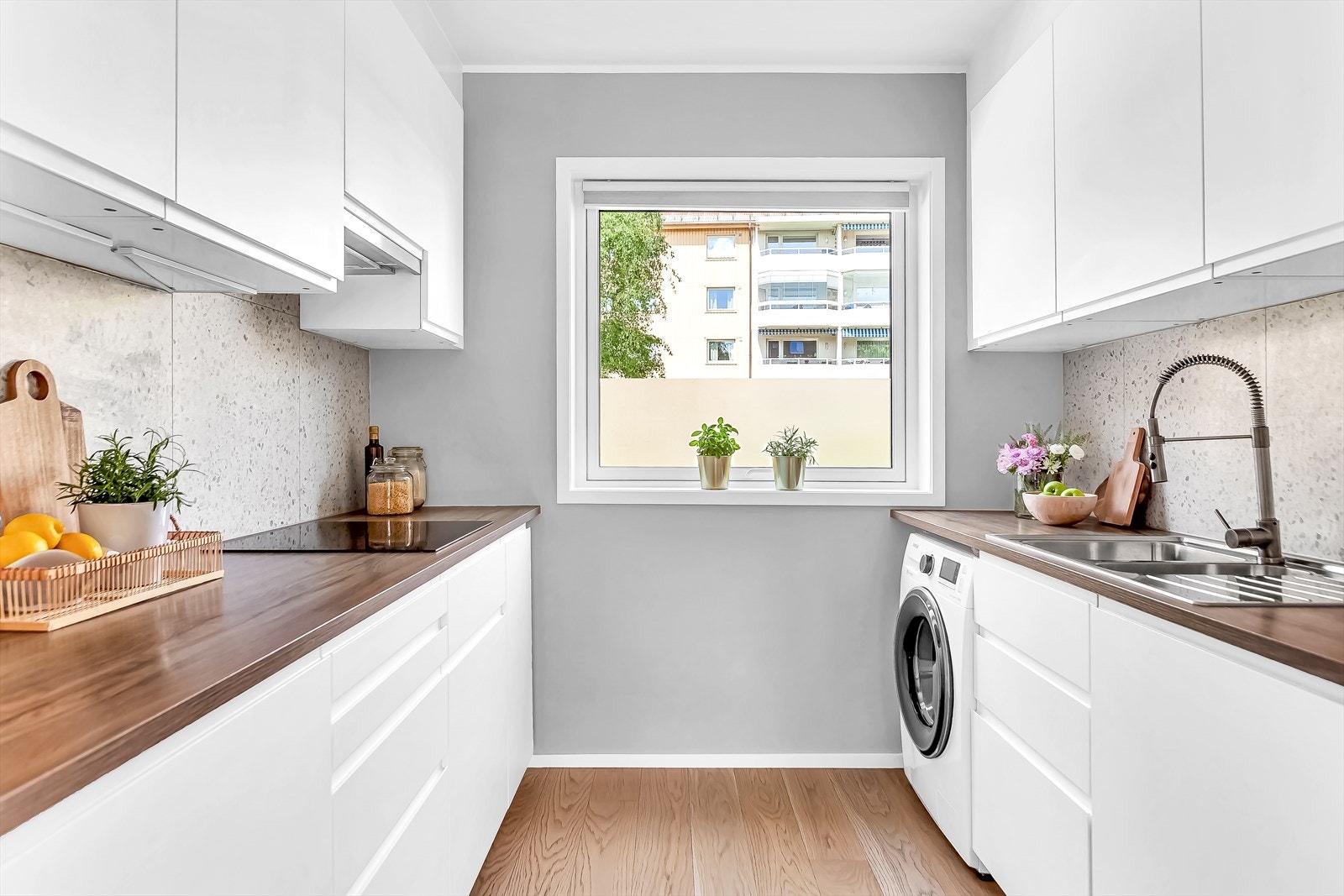 Tidløst, moderne og nydelig kjøkken fra 2018. Gode oppbevaringsmuligheter i både hylle - og benkeskap, kjøkkenøy og bred benk med god arbeidsflate for kokken. Galleribilde