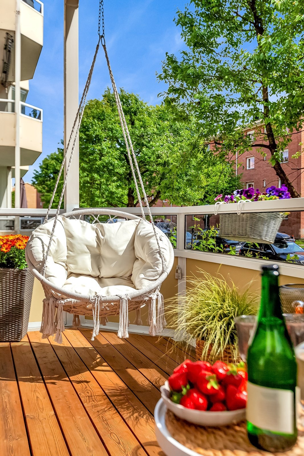 Her ute er det fine solforhold, samt god plass til utemøbler. Galleribilde