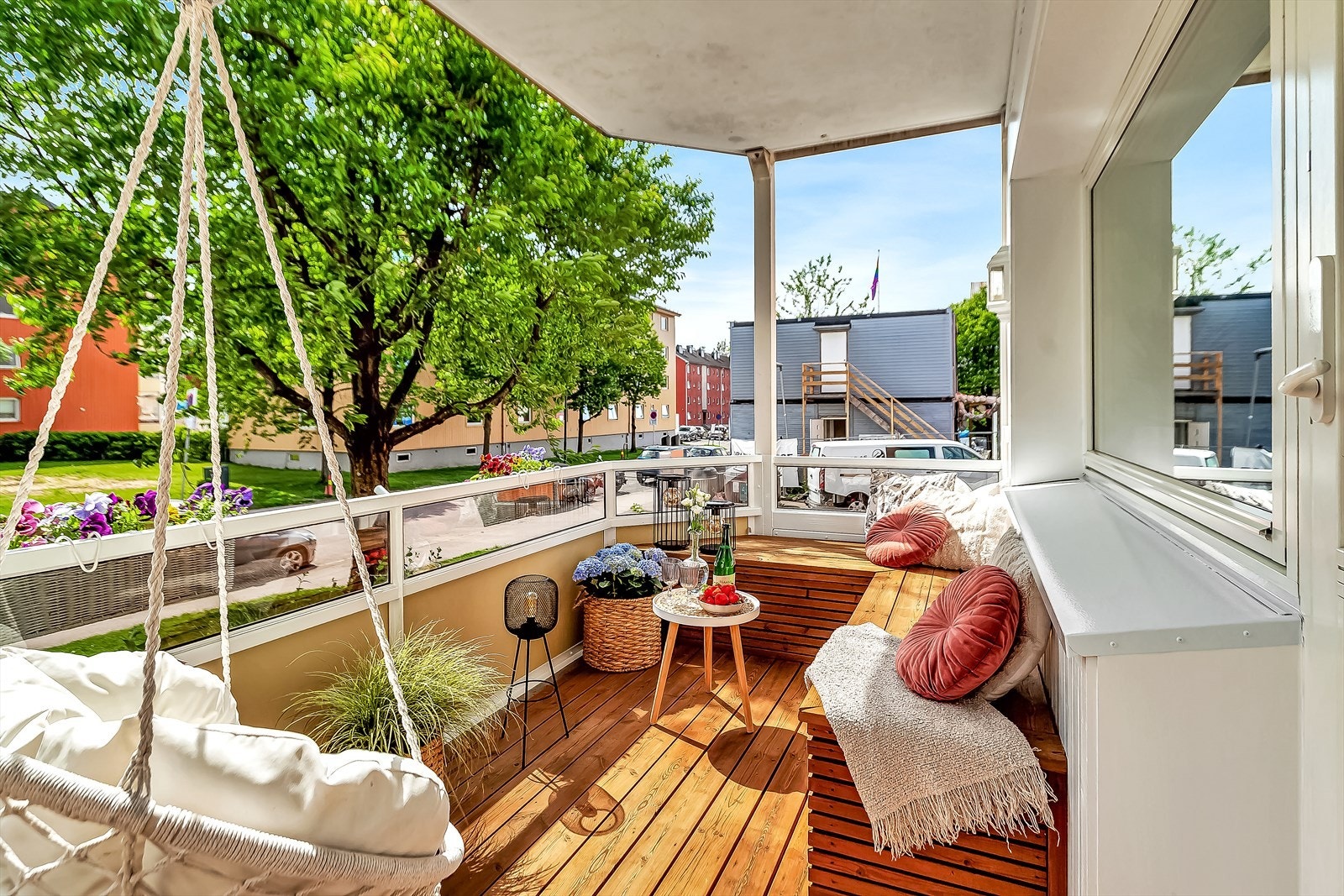 Det er bygget en fin sittebenk på balkongen. Galleribilde