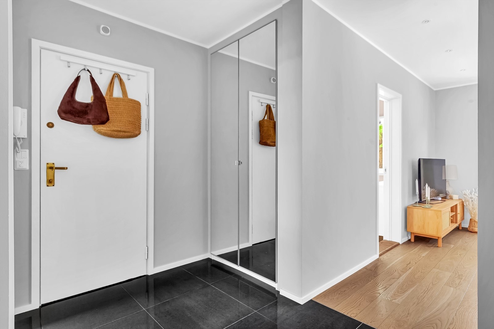 I det du kommer inn i leiligheten blir du møtt av et moderne uttrykk med en lys og åpen atmosfære. Galleribilde