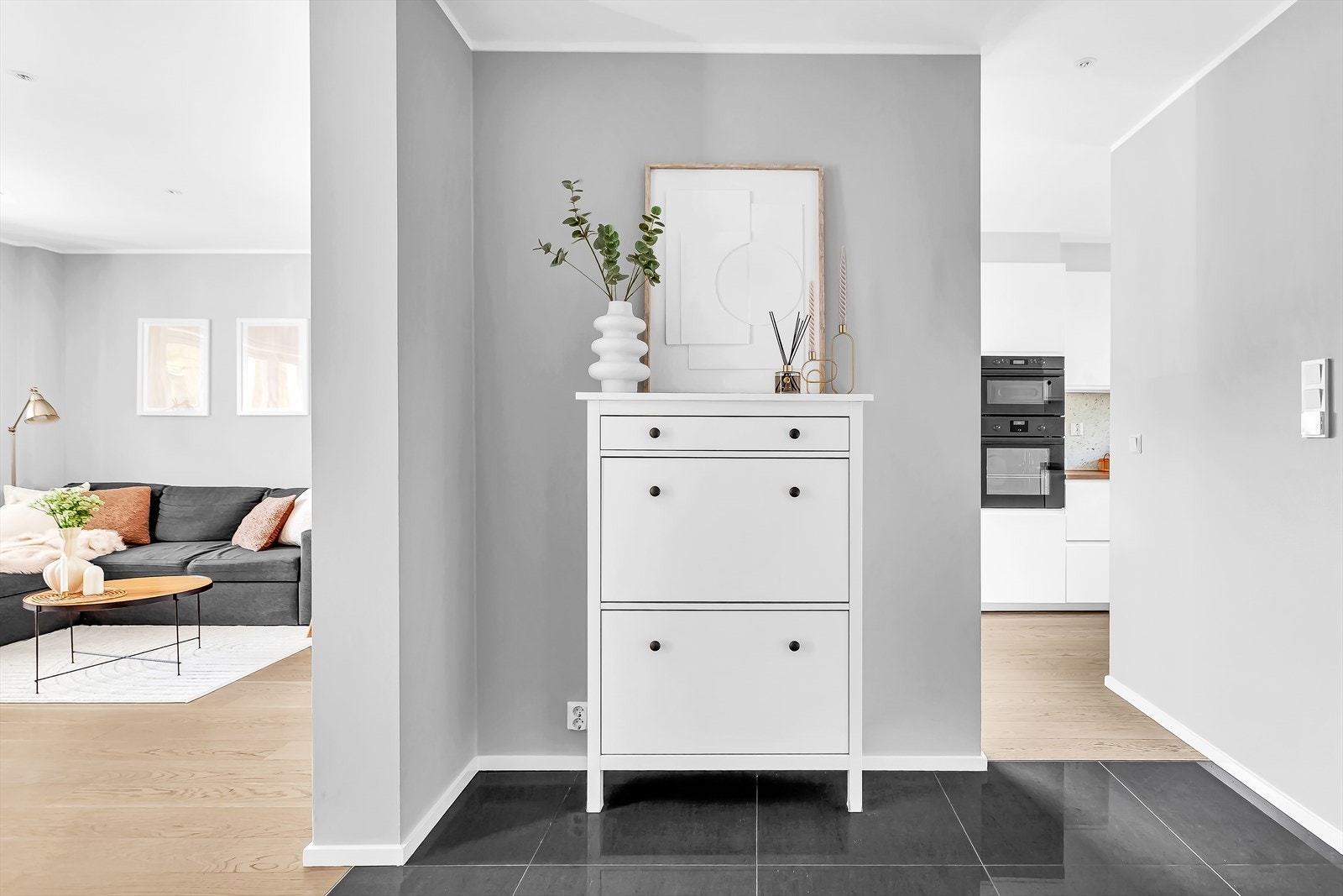 Det er fliser på gulv med behagelig varme. Galleribilde