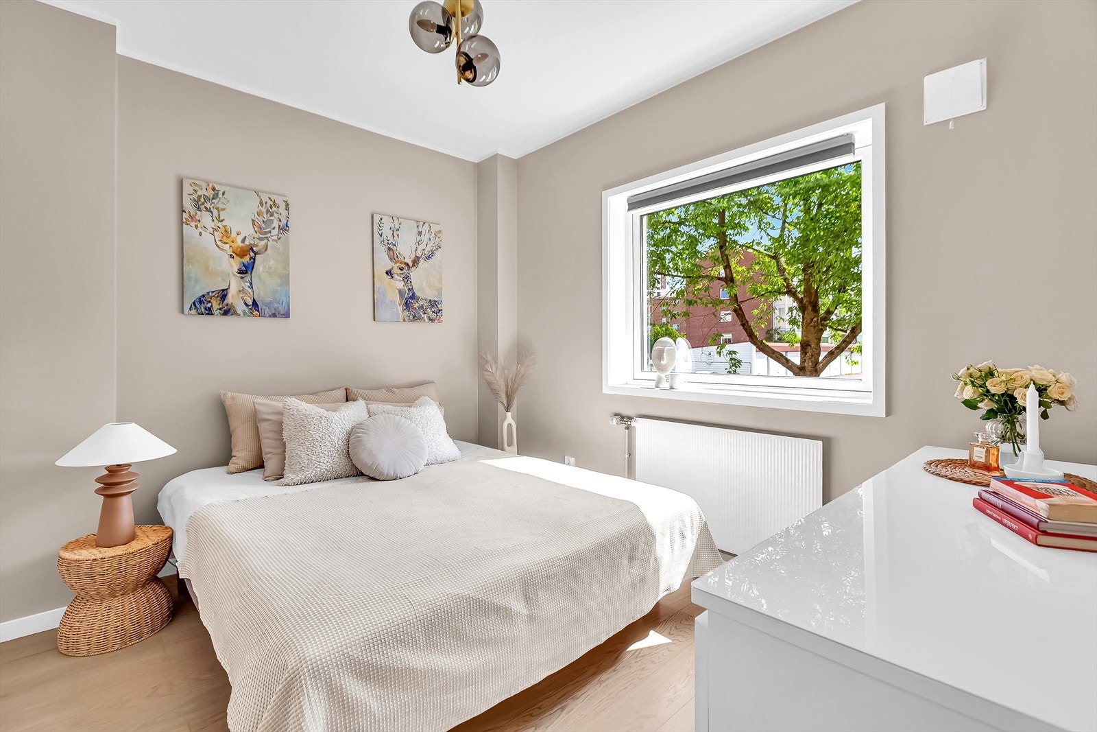 Leiligheten har to pene soverom, begge malt i behagelige fargetoner. Galleribilde