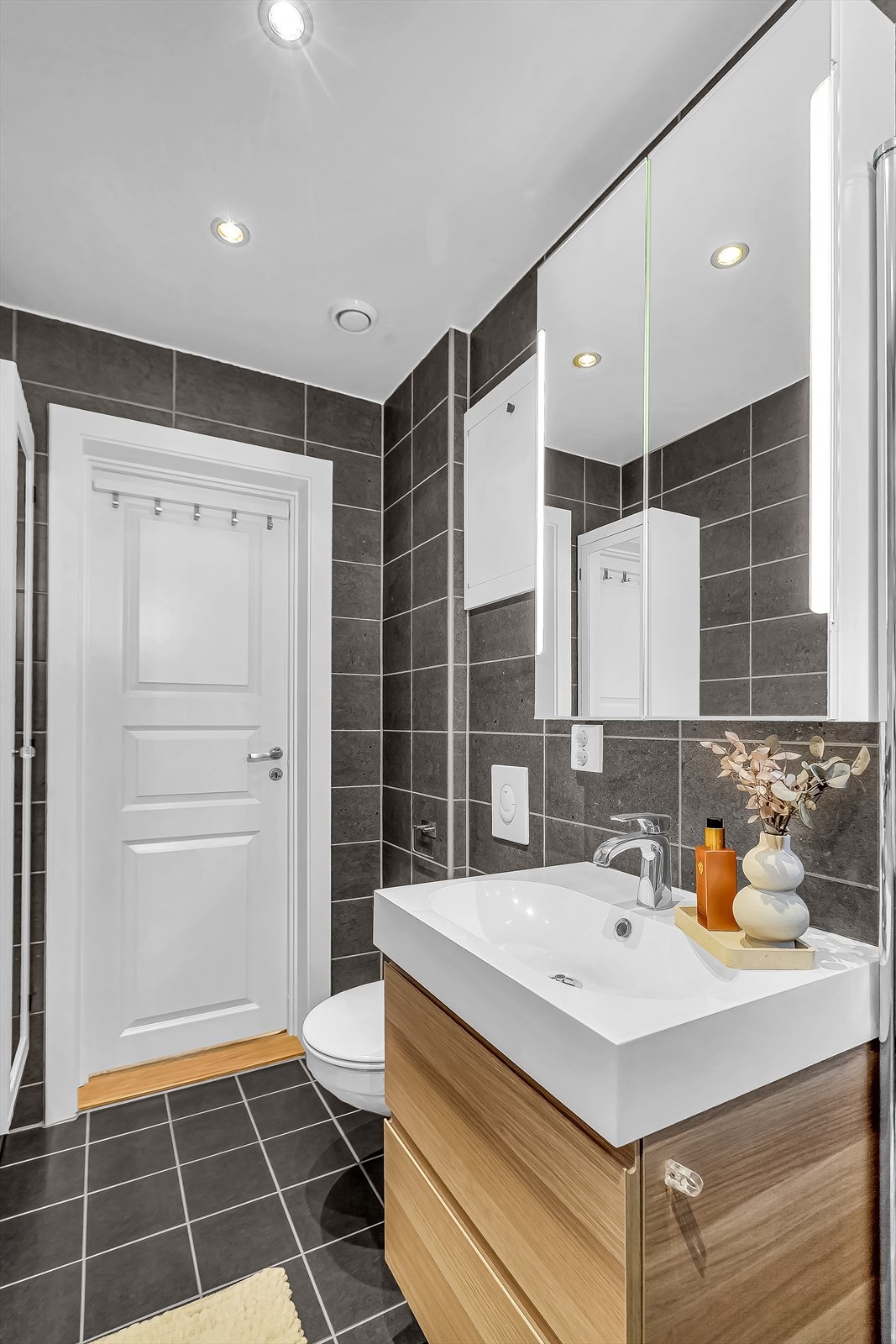 Det er godt med lagringsplass i underskuffer, samt i speilskap på veggen. Galleribilde