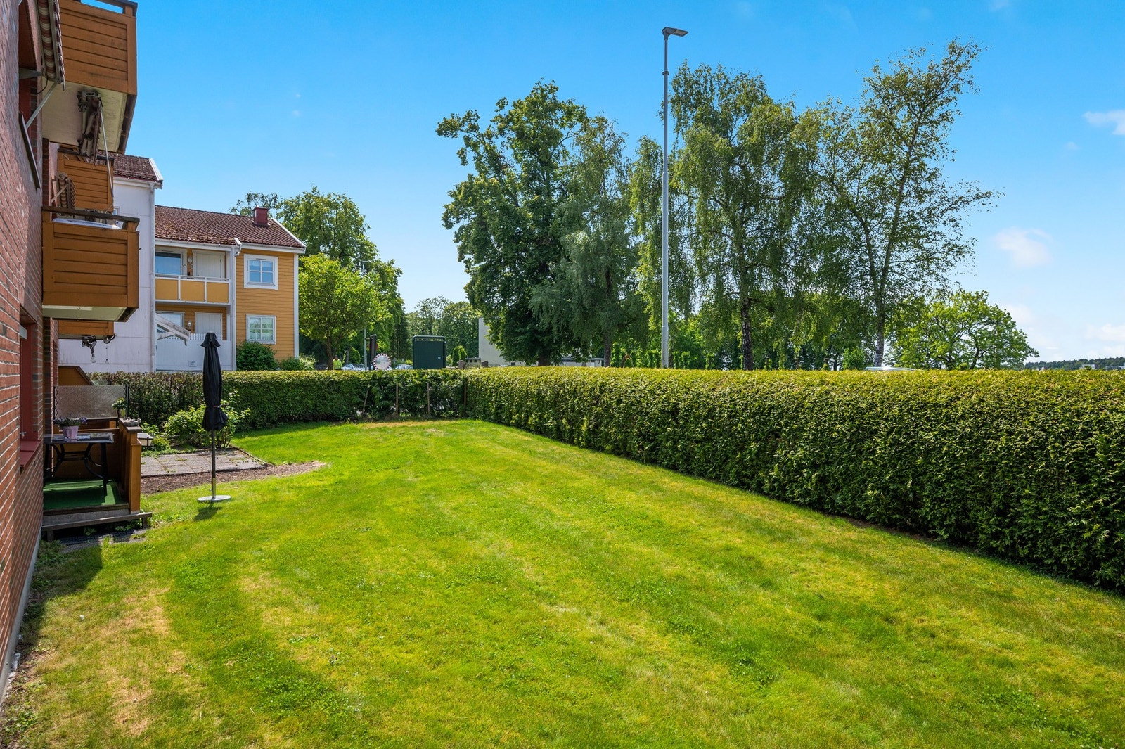 Seksjonen disponerer garasjeplass i felles garasjekjeller og egen bod i fellesarealene. Galleribilde