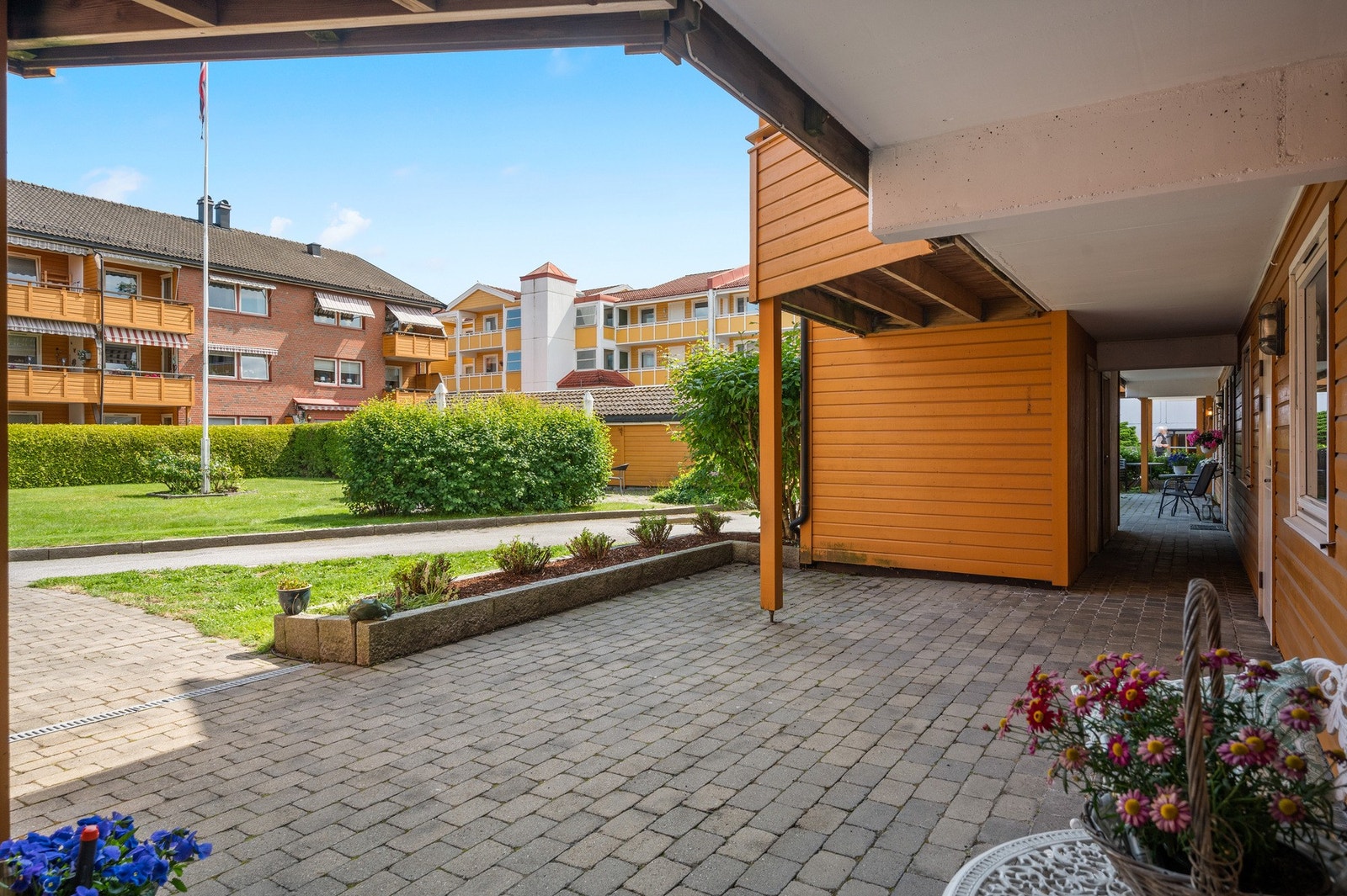 Det er inngang til leiligheten fra stor steinlagt gårdsplass . Galleribilde