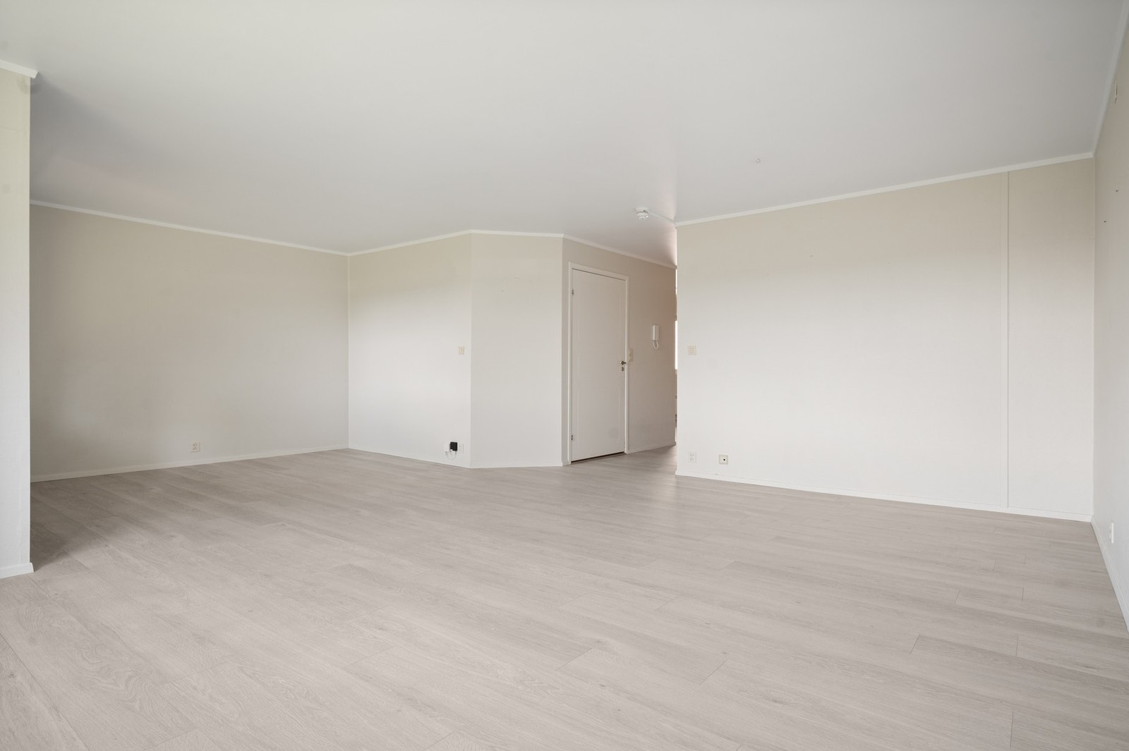 Stuen er svært lys og luftig, med store vindusflater. Galleribilde
