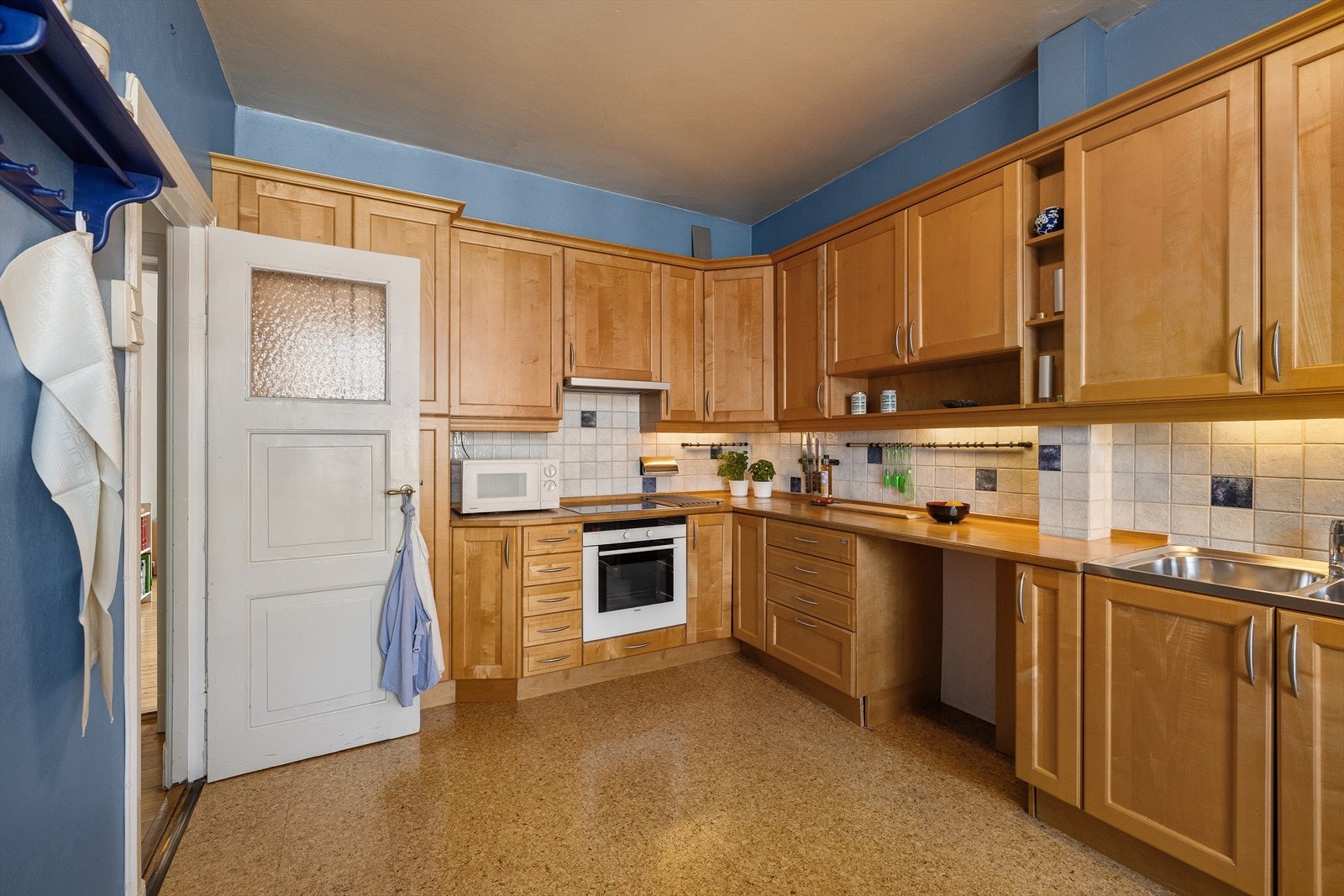 Det er god plass til lagring i over og underskap. Galleribilde