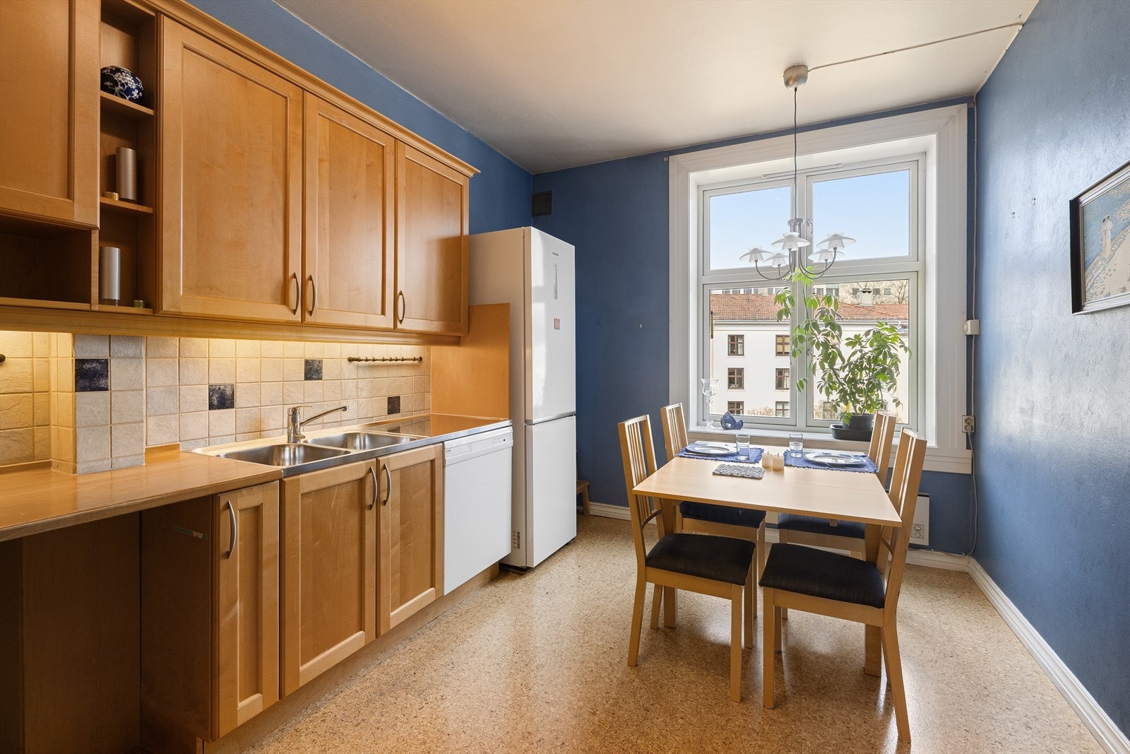 Innredningen inkluderer kullfiltervifte over stekesonen, integrert stekeovn og platetopp fra Siemens, samt frittstående kjøleskap og oppvaskmaskin. Galleribilde