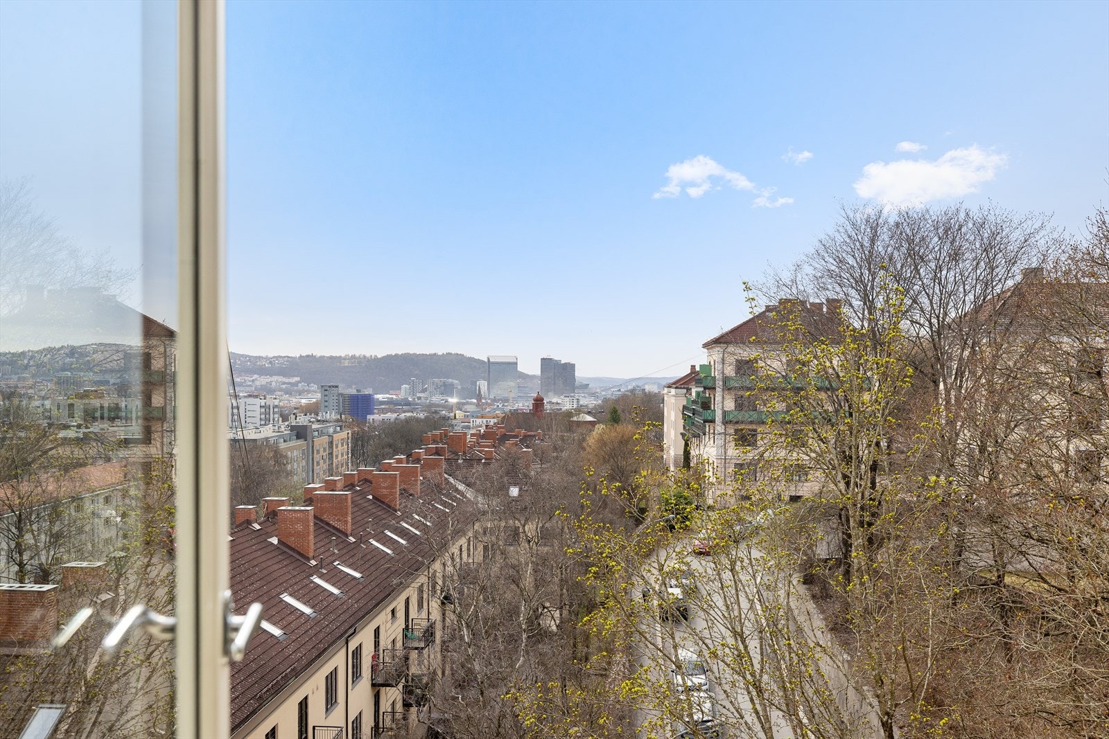 En fantastisk 3-roms leilighet med et stort potensiale! Leiligheten byr på en romslig stue med nydelig og usjenert utsikt. Galleribilde