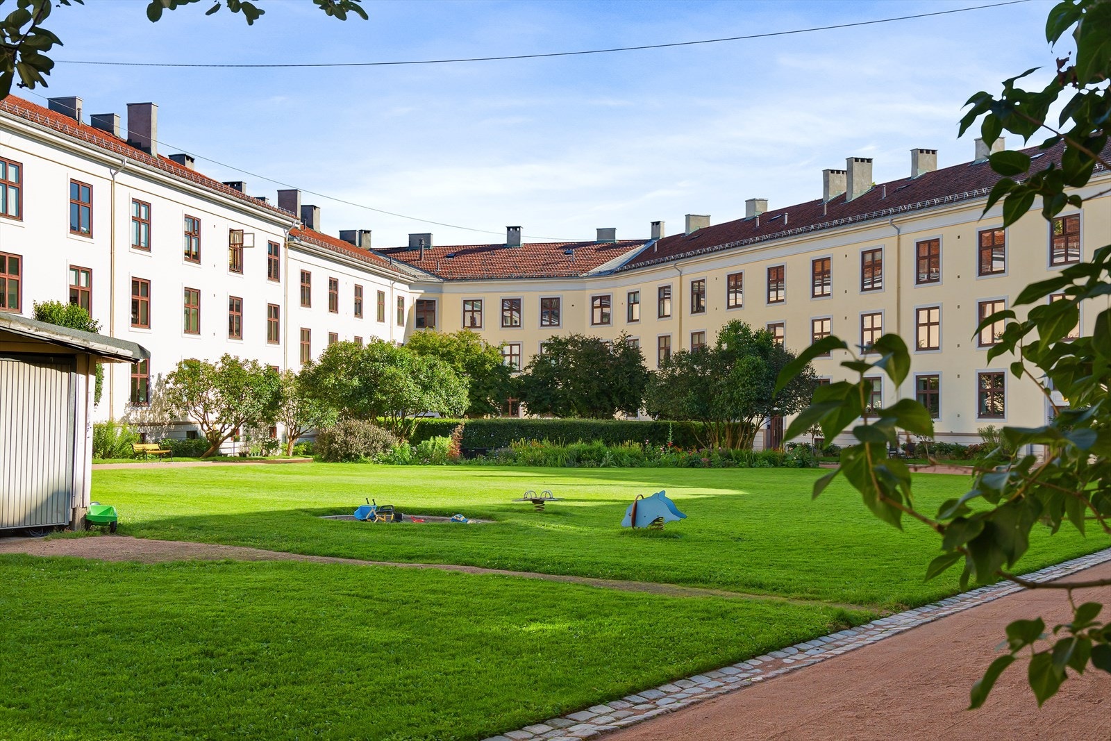 Et fantastisk gårdsrom med parklignende omgivelser designet av Snøhetta! Galleribilde