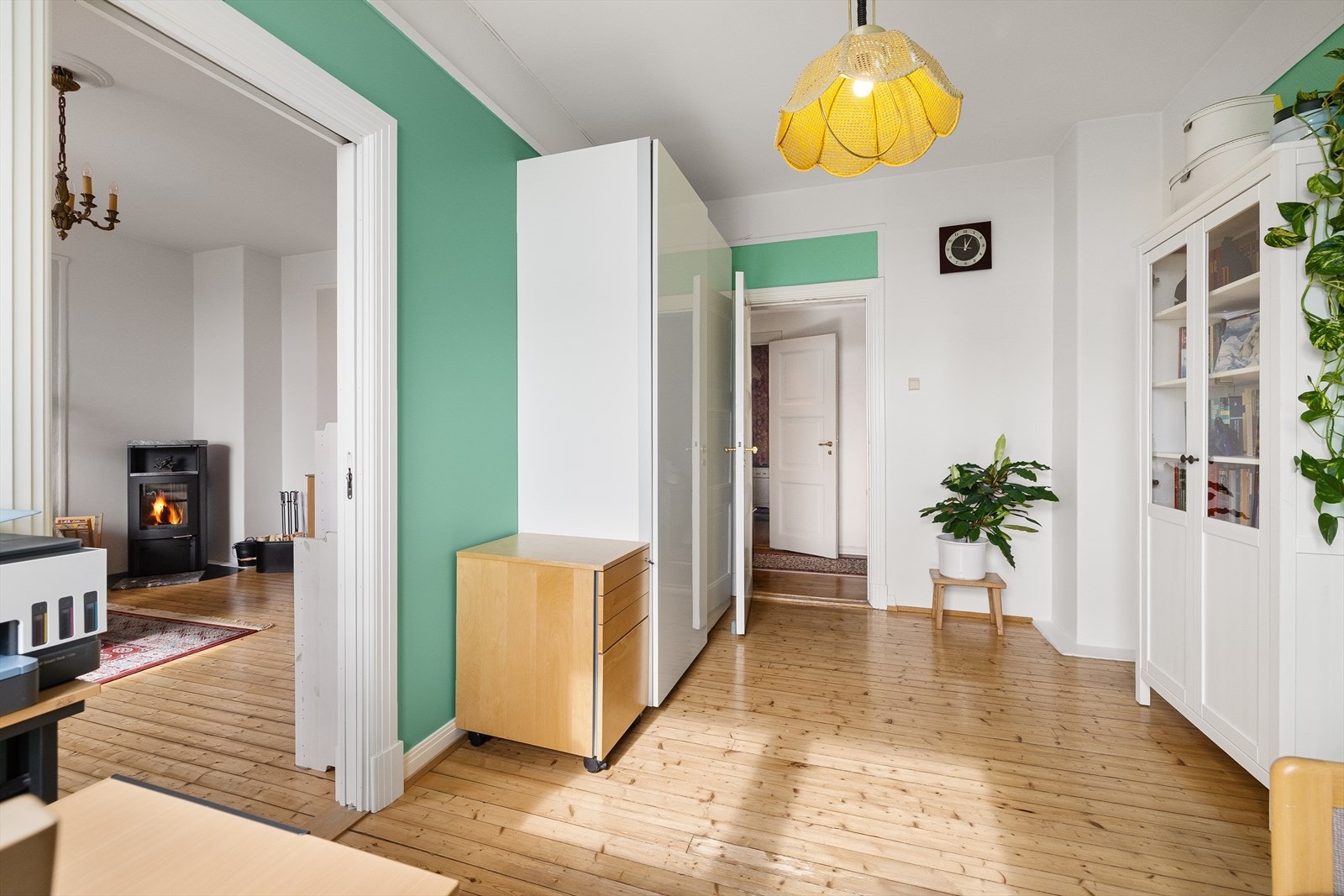 Her er det god plass til en større dobbeltseng og annet møblement som skrivepult og garderobeskap. Galleribilde