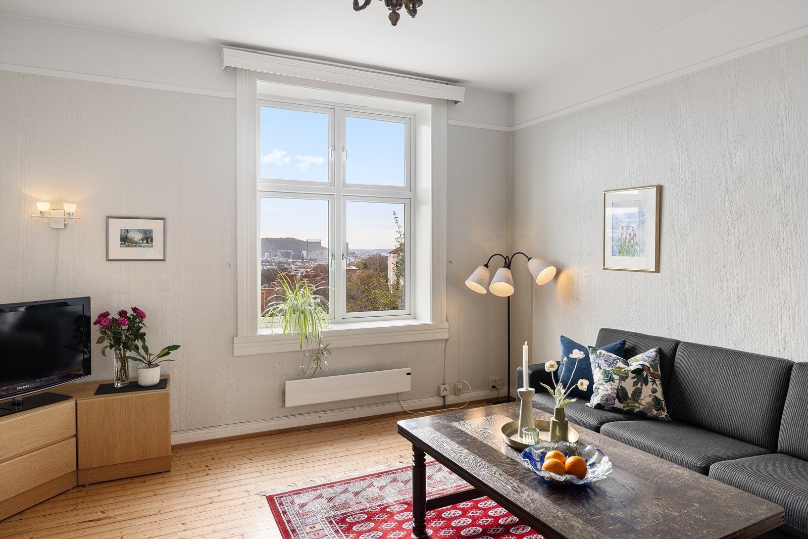 Stuen oppleves som lys og luftig. Store vindusflater som slipper rikelig inn med lys. Vinduene ble byttet i 2006. Galleribilde