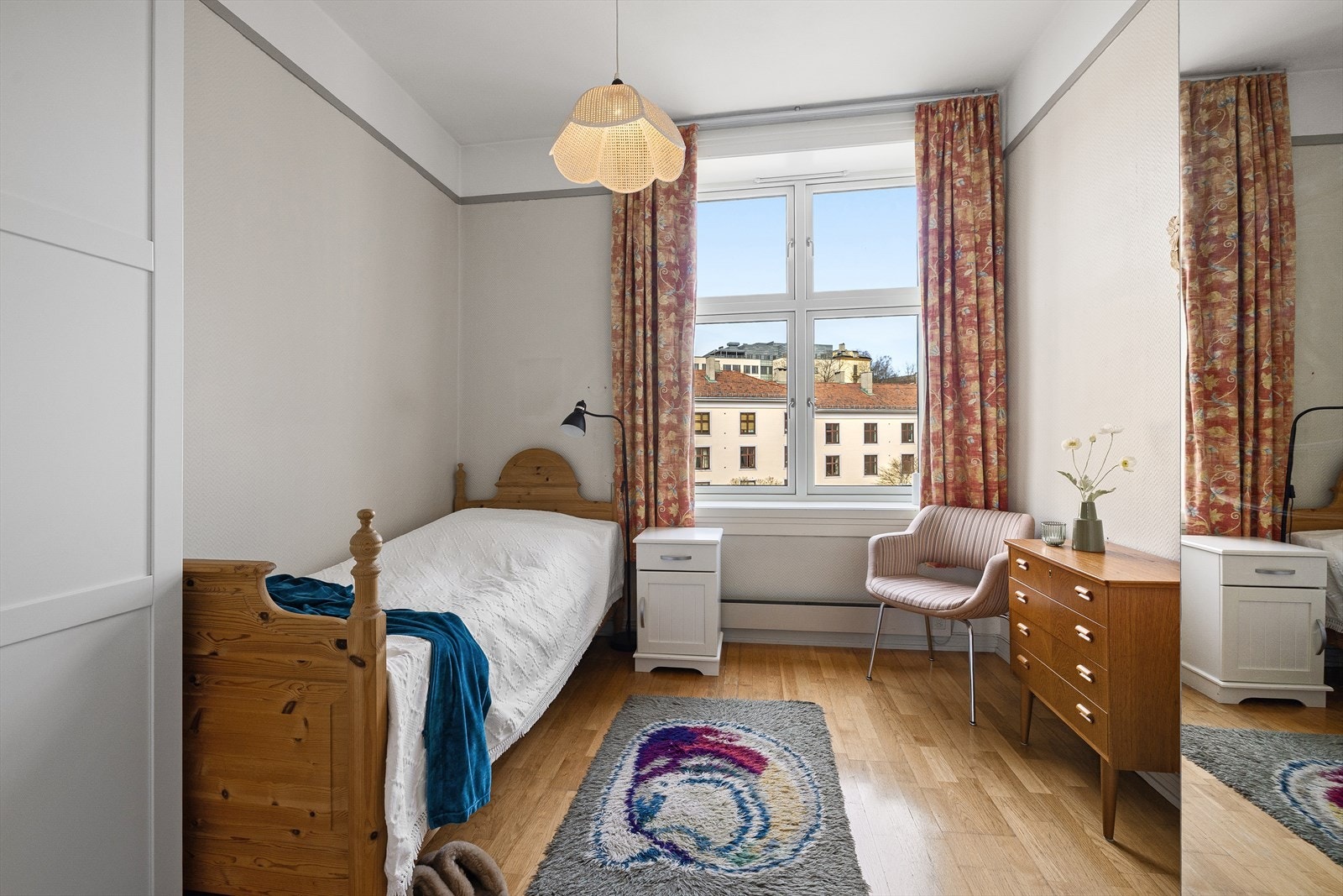 Hovedsoverommet har plass plass til dobbeltseng og garderobeskap. Galleribilde