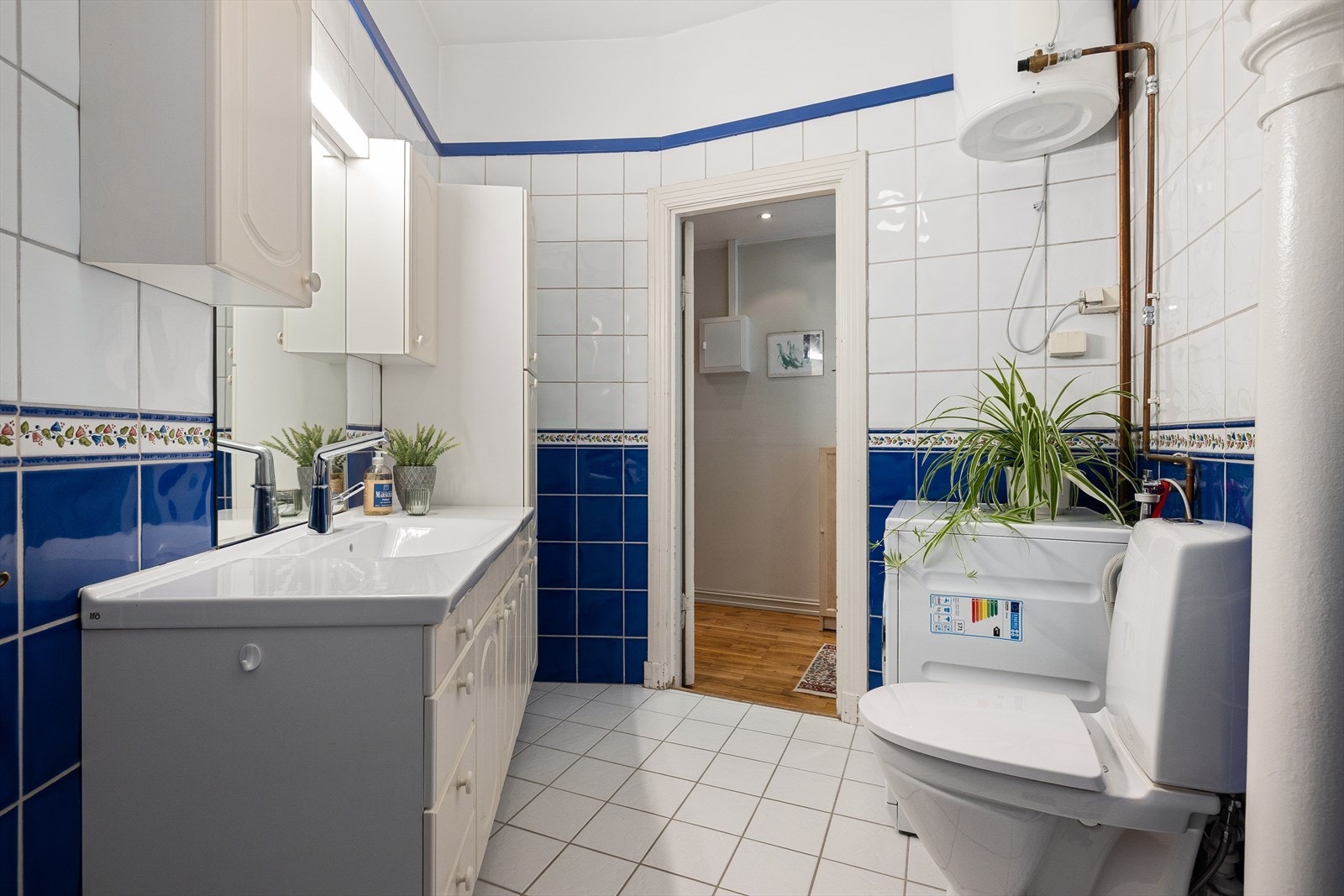 Badet er ellers innredet med servant med helstøpt topp og ettgreps armatur fra Oras, samt profilerte fronter og veggmontert lysarmatur. Galleribilde