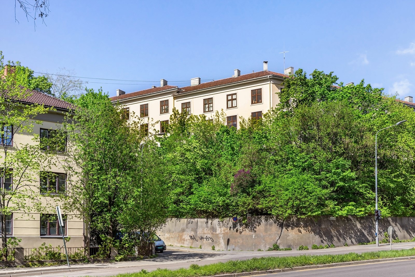 Bygget ligger på et høydedrag og sikrer en fantastisk og usjenert utsikt fra leiligheten. Galleribilde