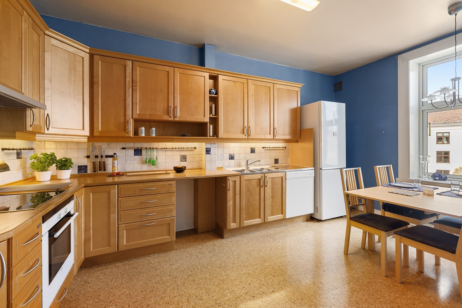 Stort og separat kjøkken med klassiske, profilerte fronter fra Huseby. Galleribilde