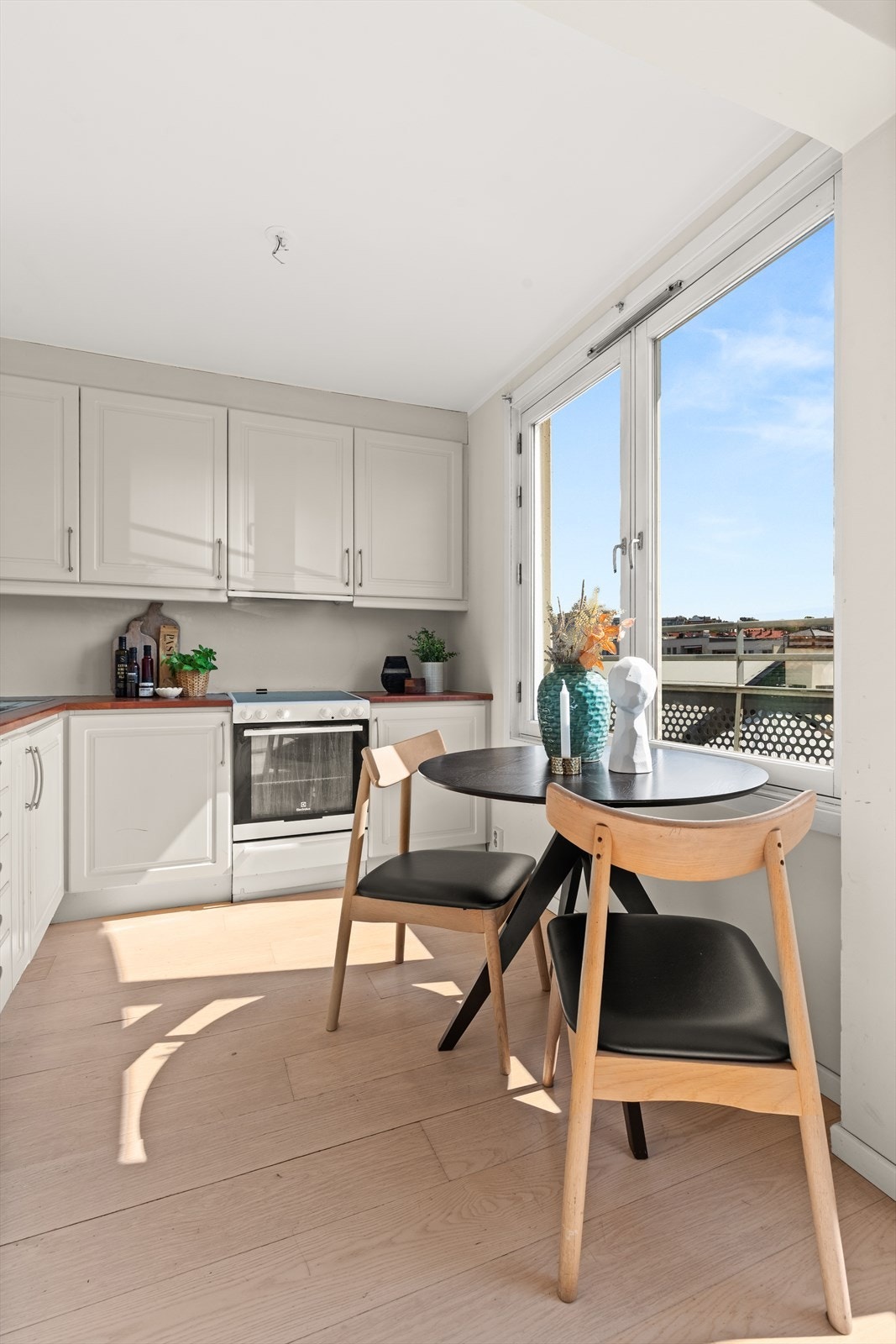 Kjøkkenet har innredning med laminerte skrog, profilerte fronter og laminat benkeplate med nedfelt oppvaskkum Galleribilde