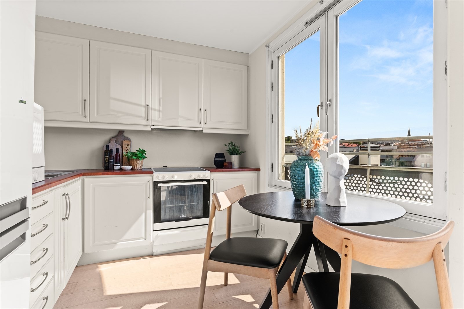 Det er plass til en hyggelig spiseplass - perfekt for å starte dagen med en morgenkaffe og frokost Galleribilde