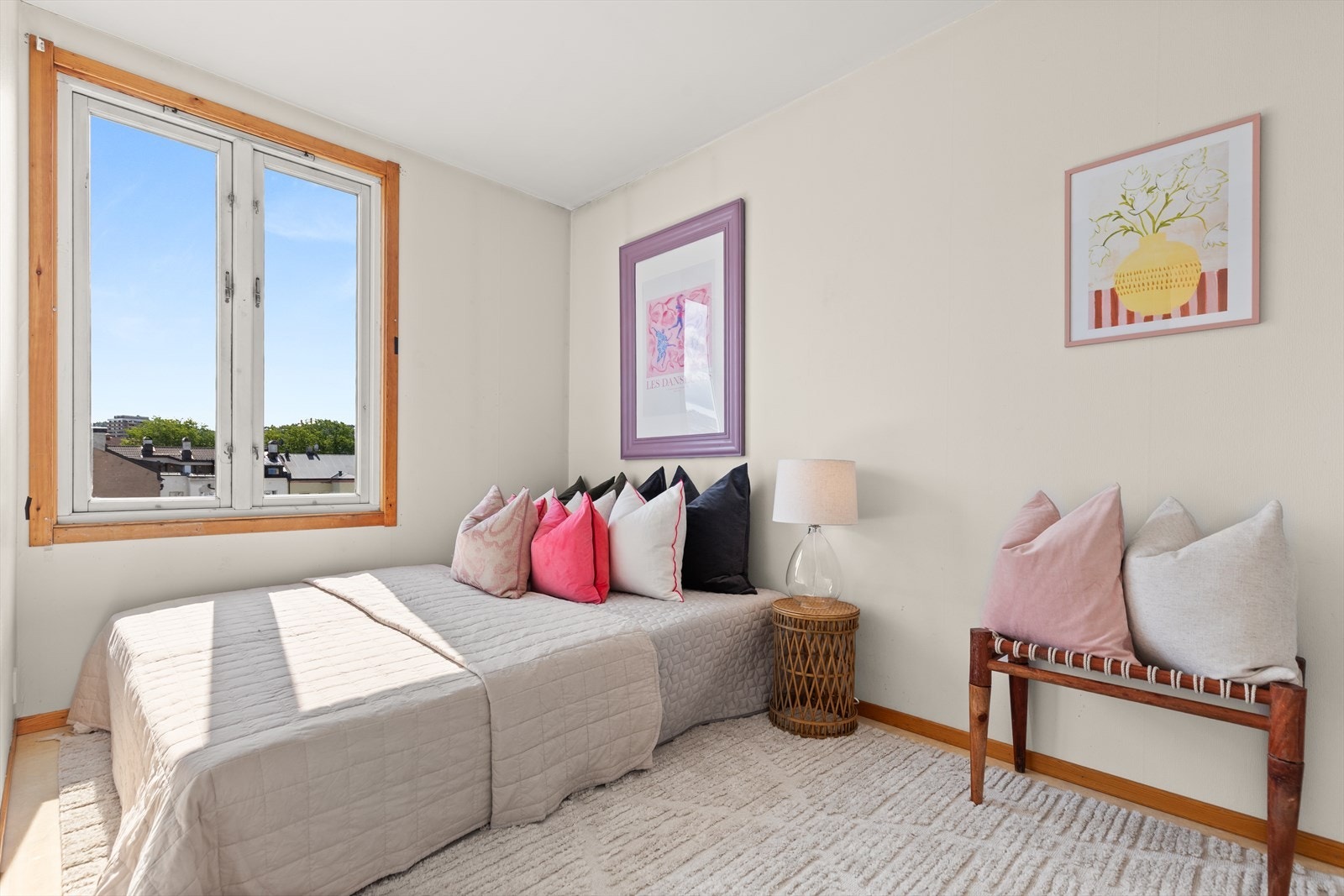 Soverommet er av god størrelse med god plass til dobbeltseng og nattbord Galleribilde