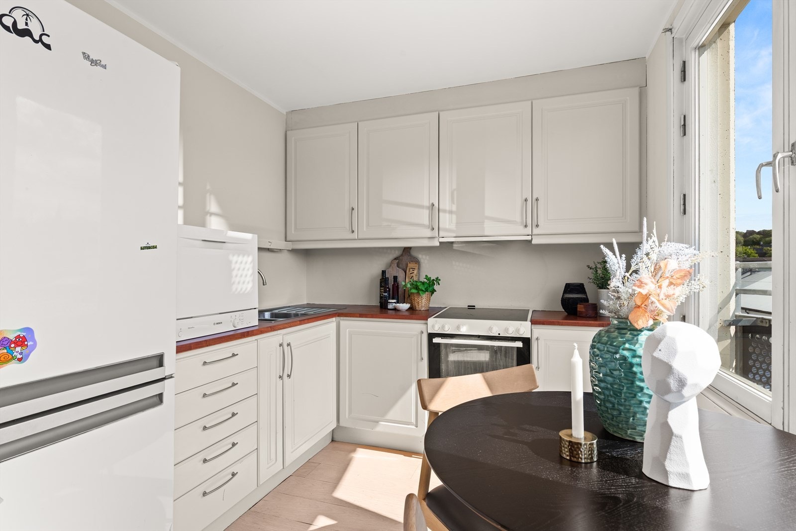 Det er godt med skap og benkeplass, samt nisjer for komfyr og kjøl-/fryseskap Galleribilde