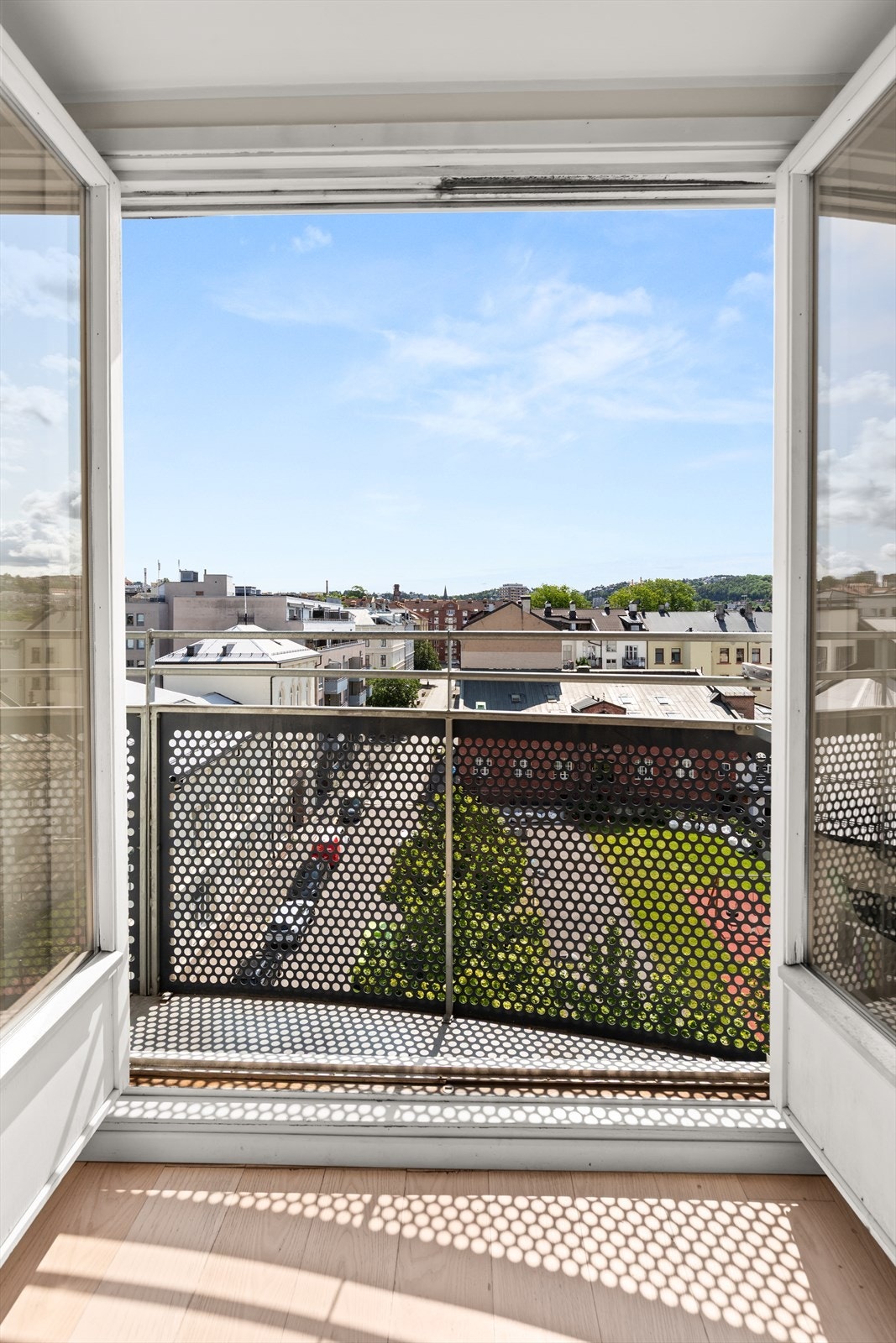 Luftebalkong med hyggelig utsyn Galleribilde