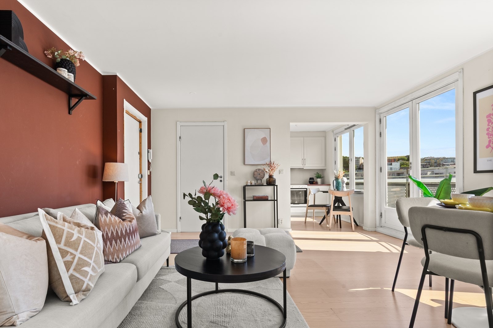 Lys og romslig stue/spisestue med god plass til sofagruppe og mediemøblement Galleribilde