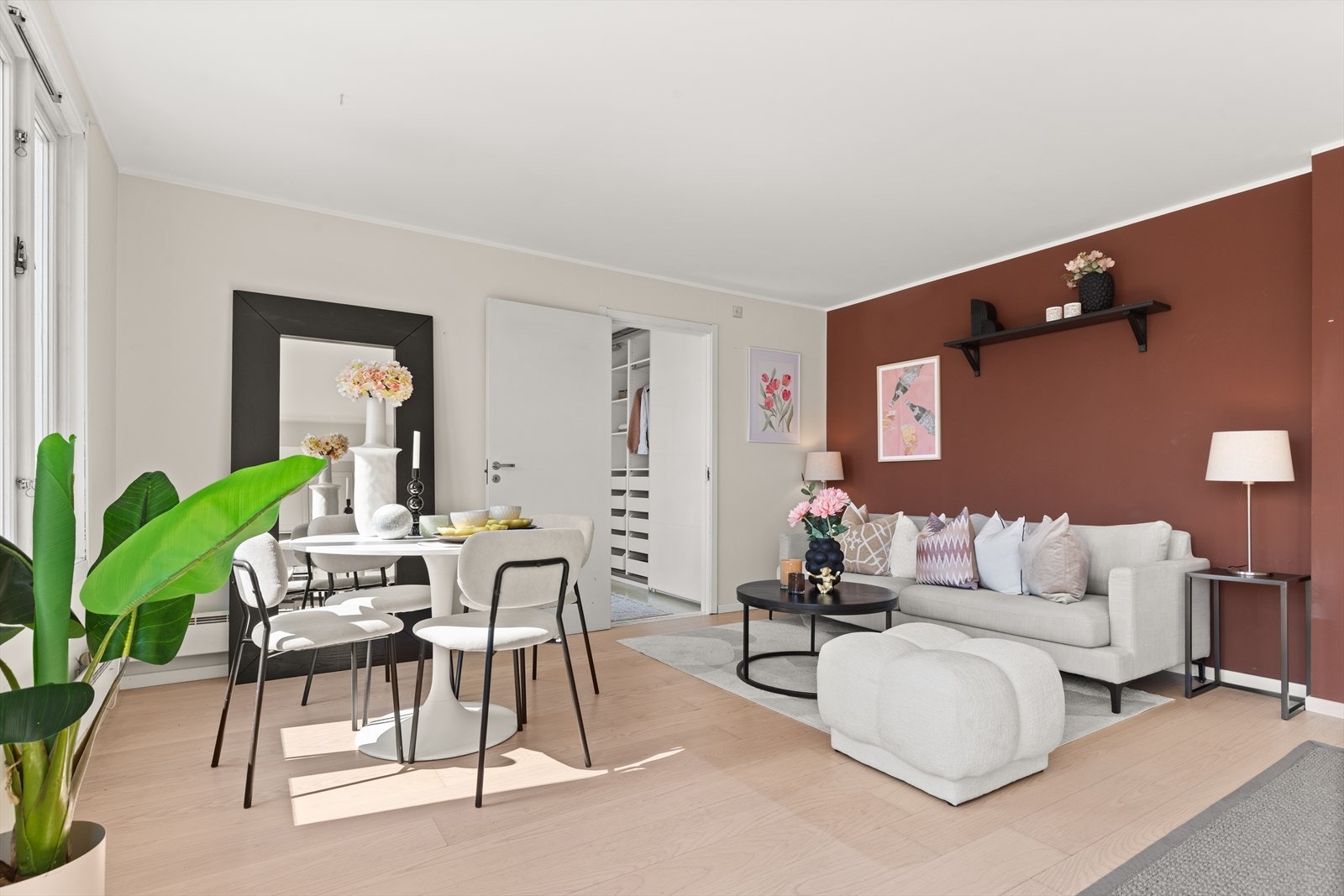 Kjøkken og stue har åpen løsning noe som skaper sosial og hyggelig sone for familie og venner Galleribilde