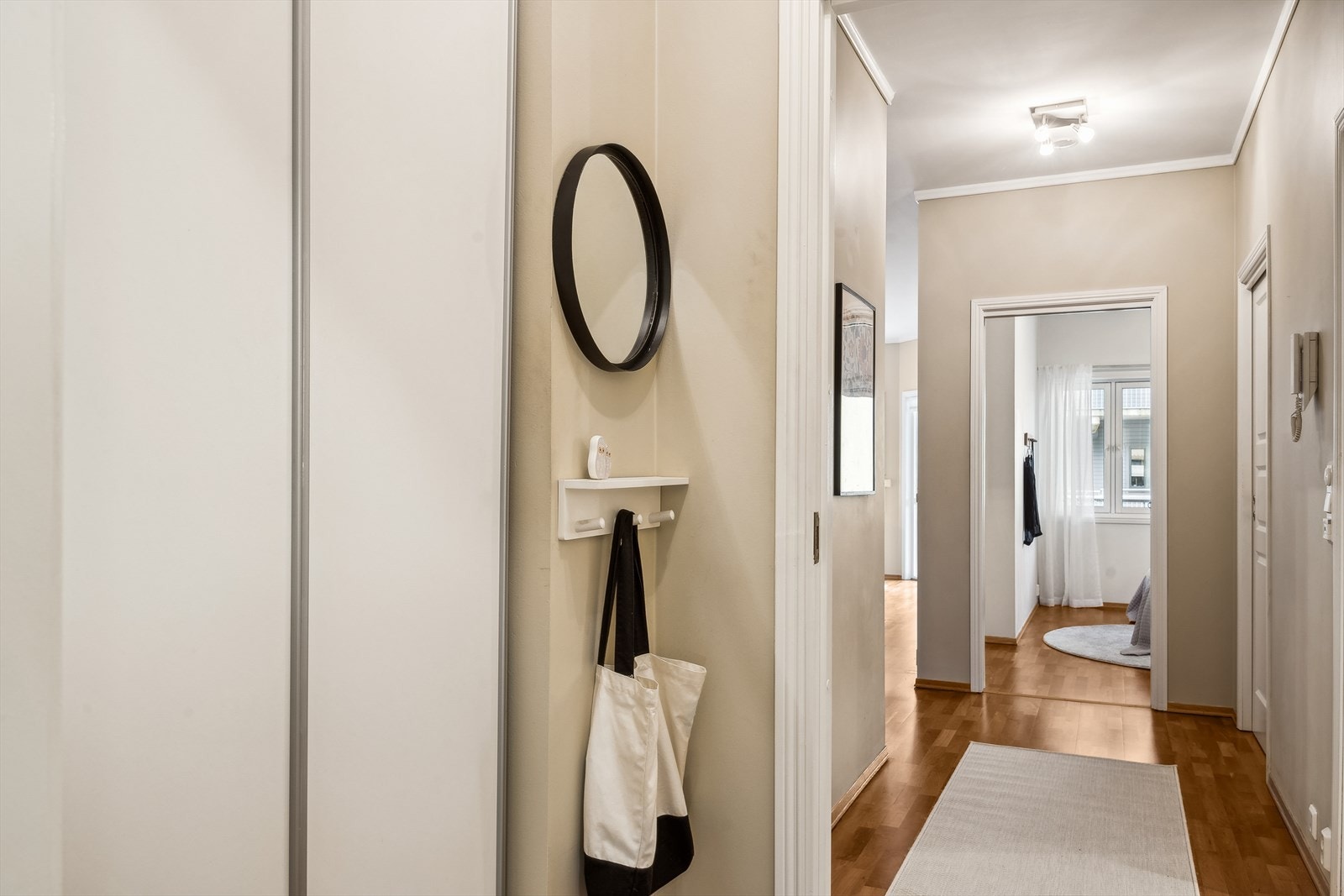 Det er adkomst til leiligheten via felles trappegang, eller heis opp i tredje etasje. Velkommen inn - her ønskes du velkommen inn i lys entrè med plass til å henge fra deg ytterklær. Galleribilde