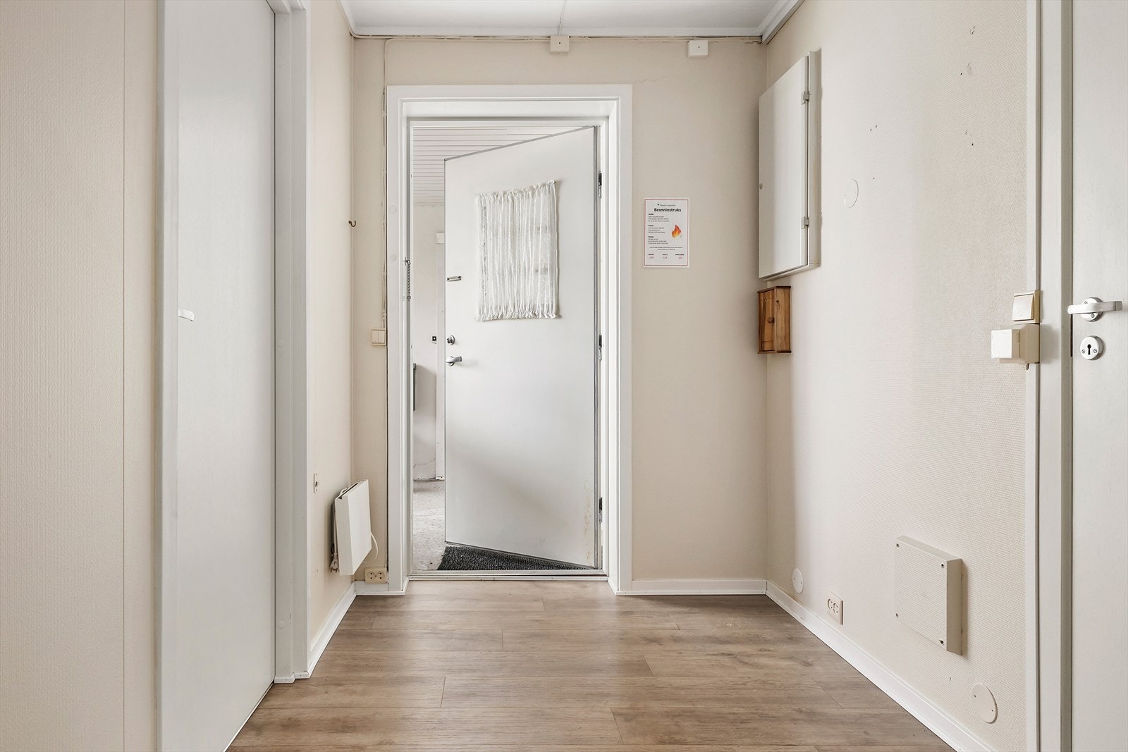 I entreen er det god plass til yttertøy og sko Galleribilde